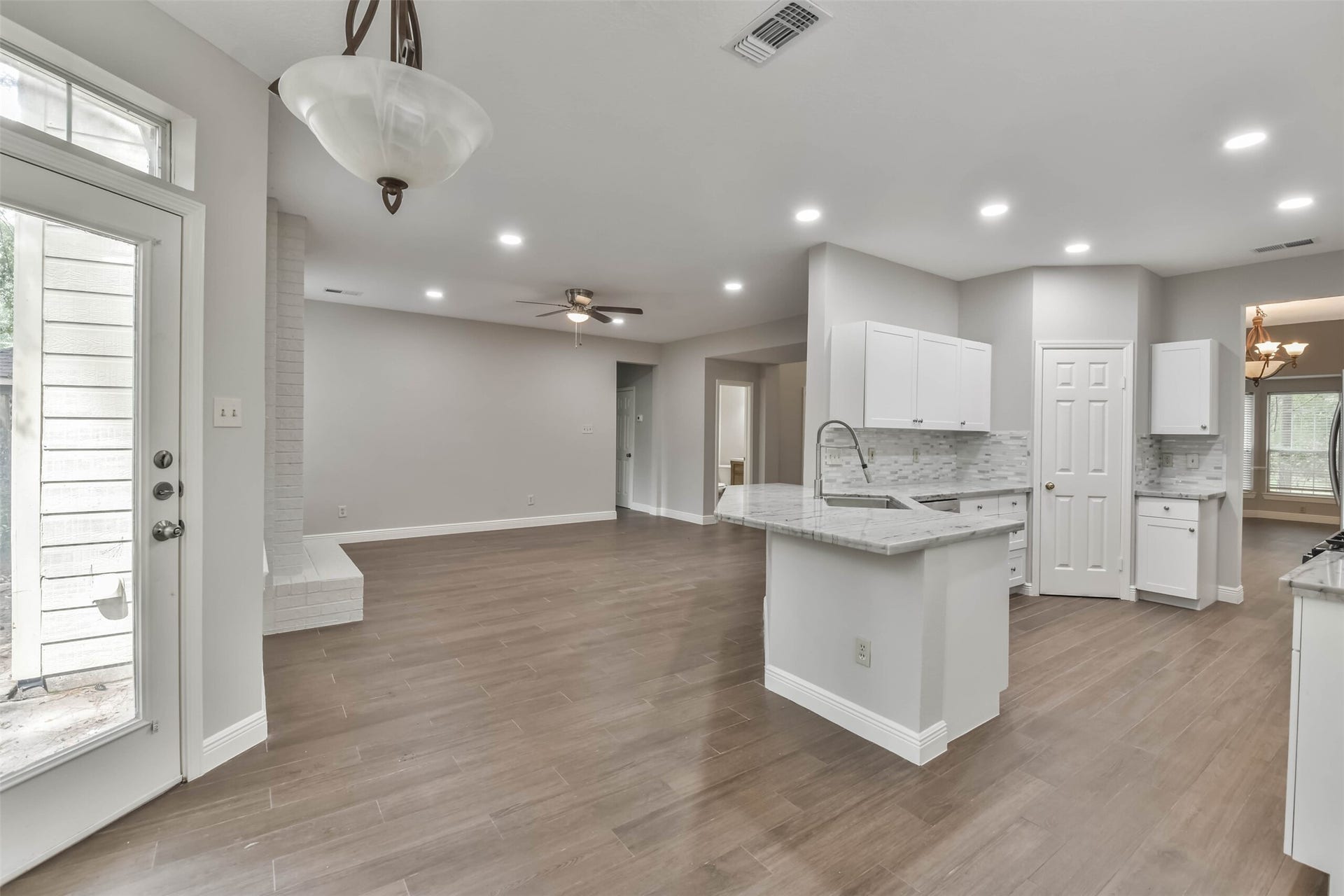 15 Shinyrock Place, The Woodlands, TX 77381 15 Shinyrock Place, The Woodlands, TX 77381