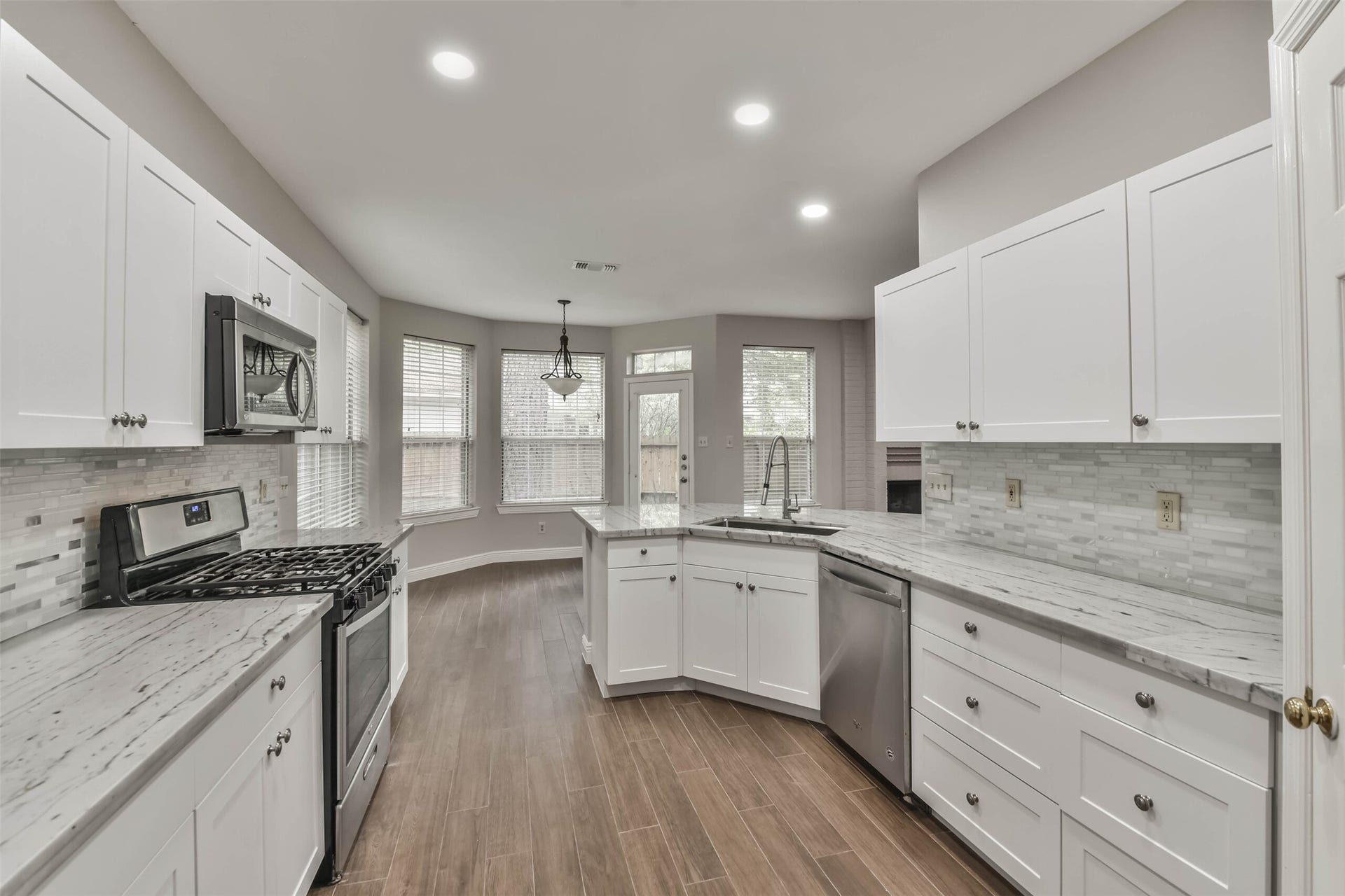 15 Shinyrock Place, The Woodlands, TX 77381 15 Shinyrock Place, The Woodlands, TX 77381