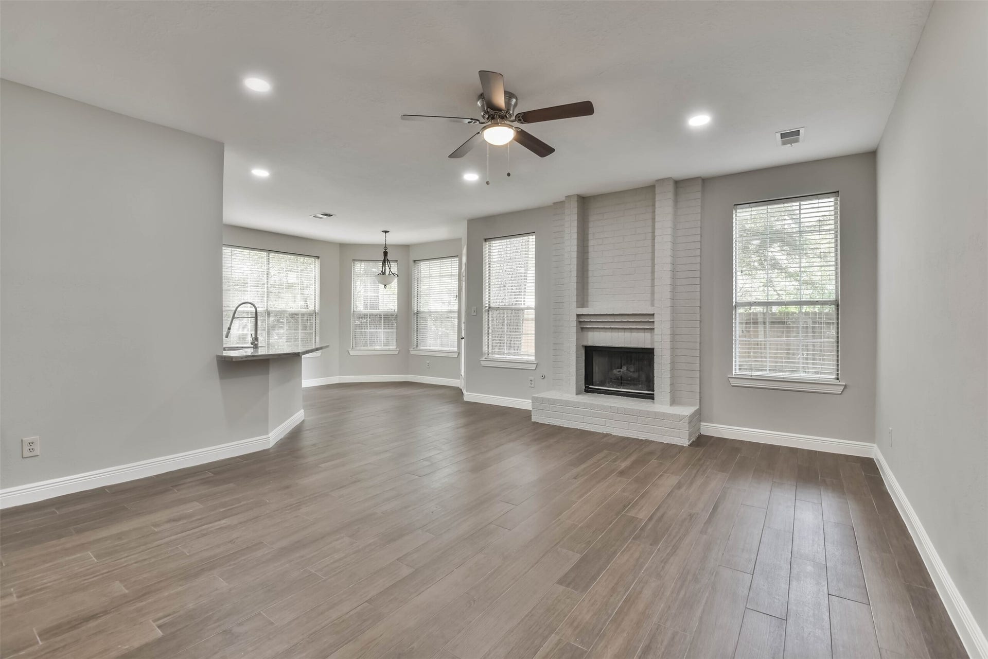 15 Shinyrock Place, The Woodlands, TX 77381 15 Shinyrock Place, The Woodlands, TX 77381