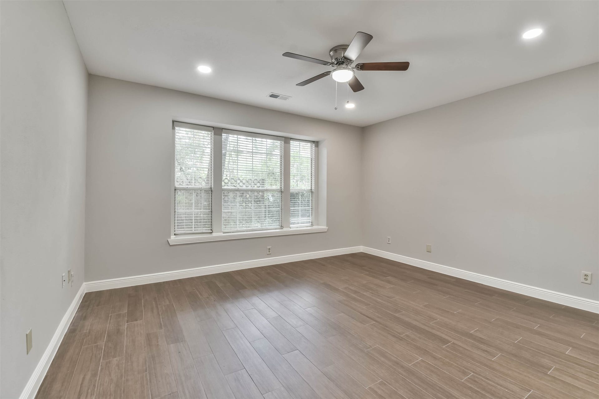 15 Shinyrock Place, The Woodlands, TX 77381 15 Shinyrock Place, The Woodlands, TX 77381