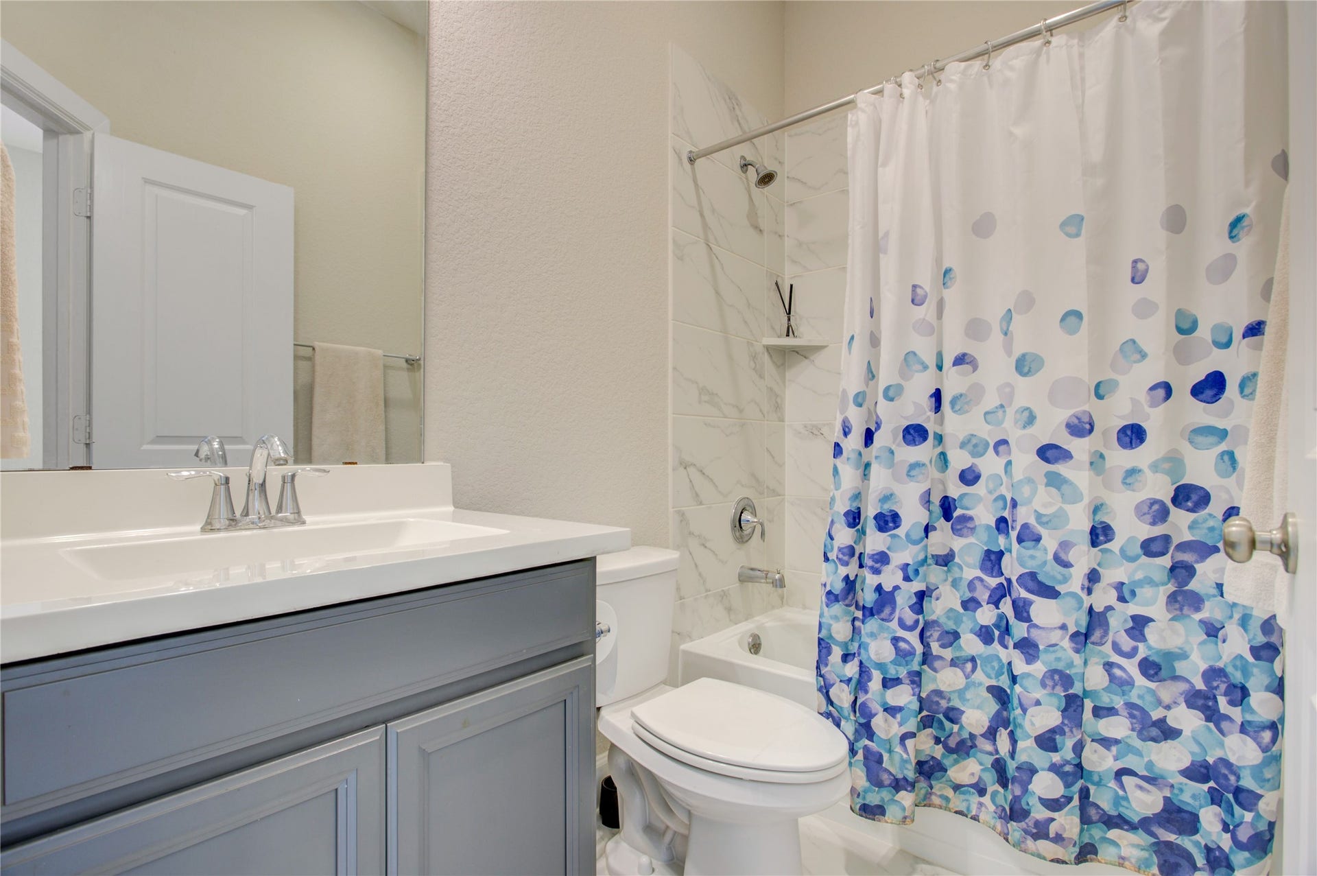3423 Tranquil Harvest Trail, Richmond, TX 77406 Secondary bathroom featuring a single vanity, framed mirror, and tub/shower combination with tiled surround.