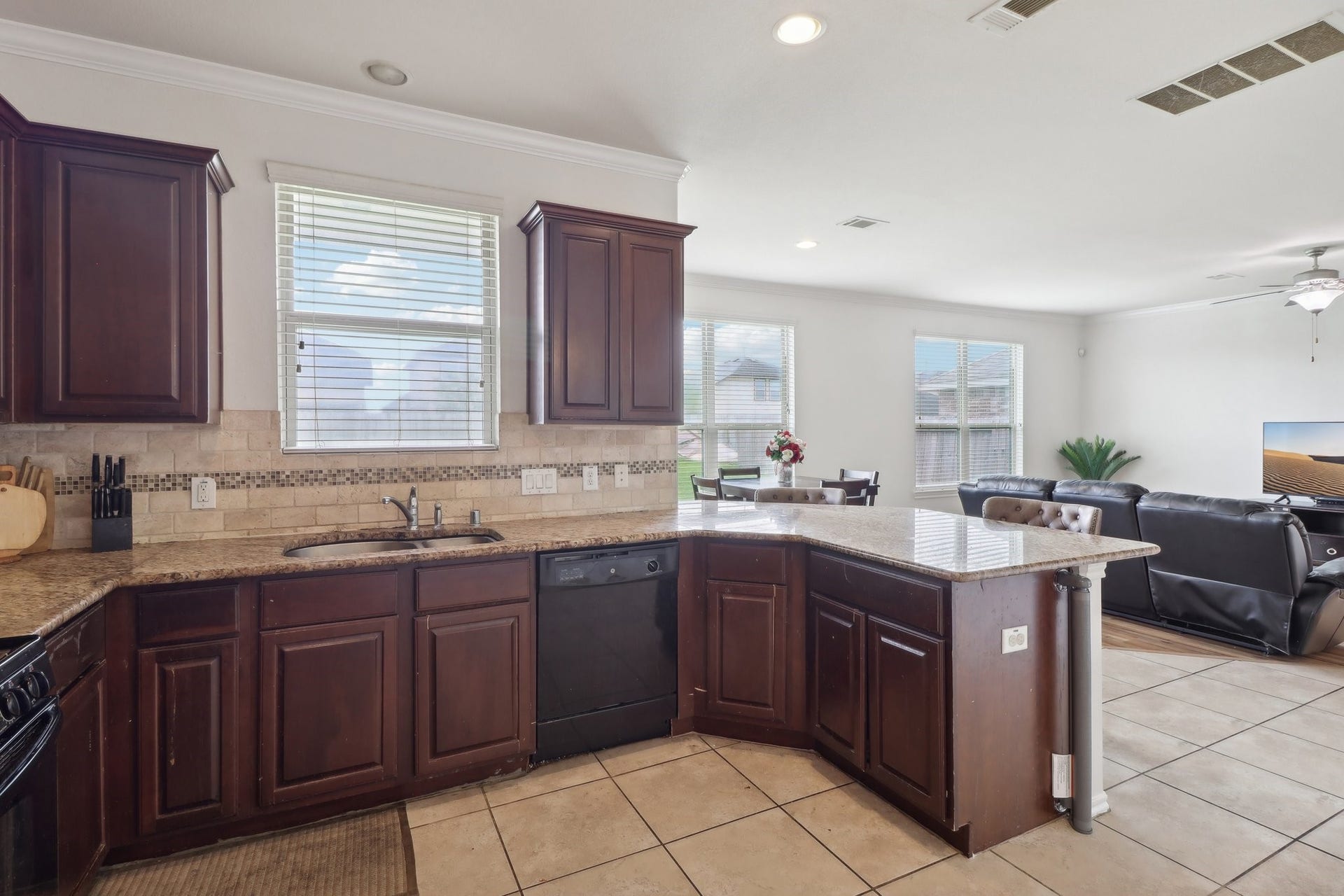 1827 Acorn Glen Trail, Fresno, TX 77545 1827 Acorn Glen Trail, Fresno, TX 77545