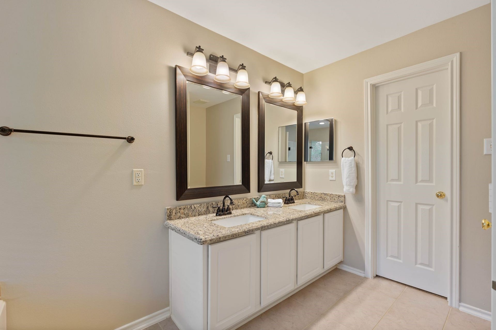 50 Leafstalk Court, The Woodlands, TX 77382 double sinks, spacious master, pristine clean