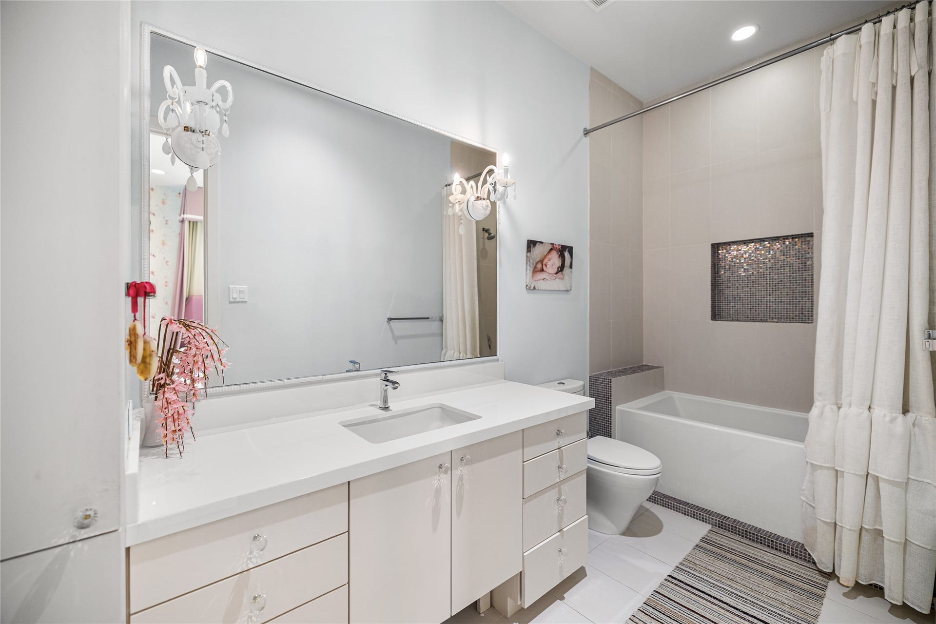 2608 Barbara Lane, Houston, TX 77005 Timeless en-suite bathroom in this secondary bedroom.