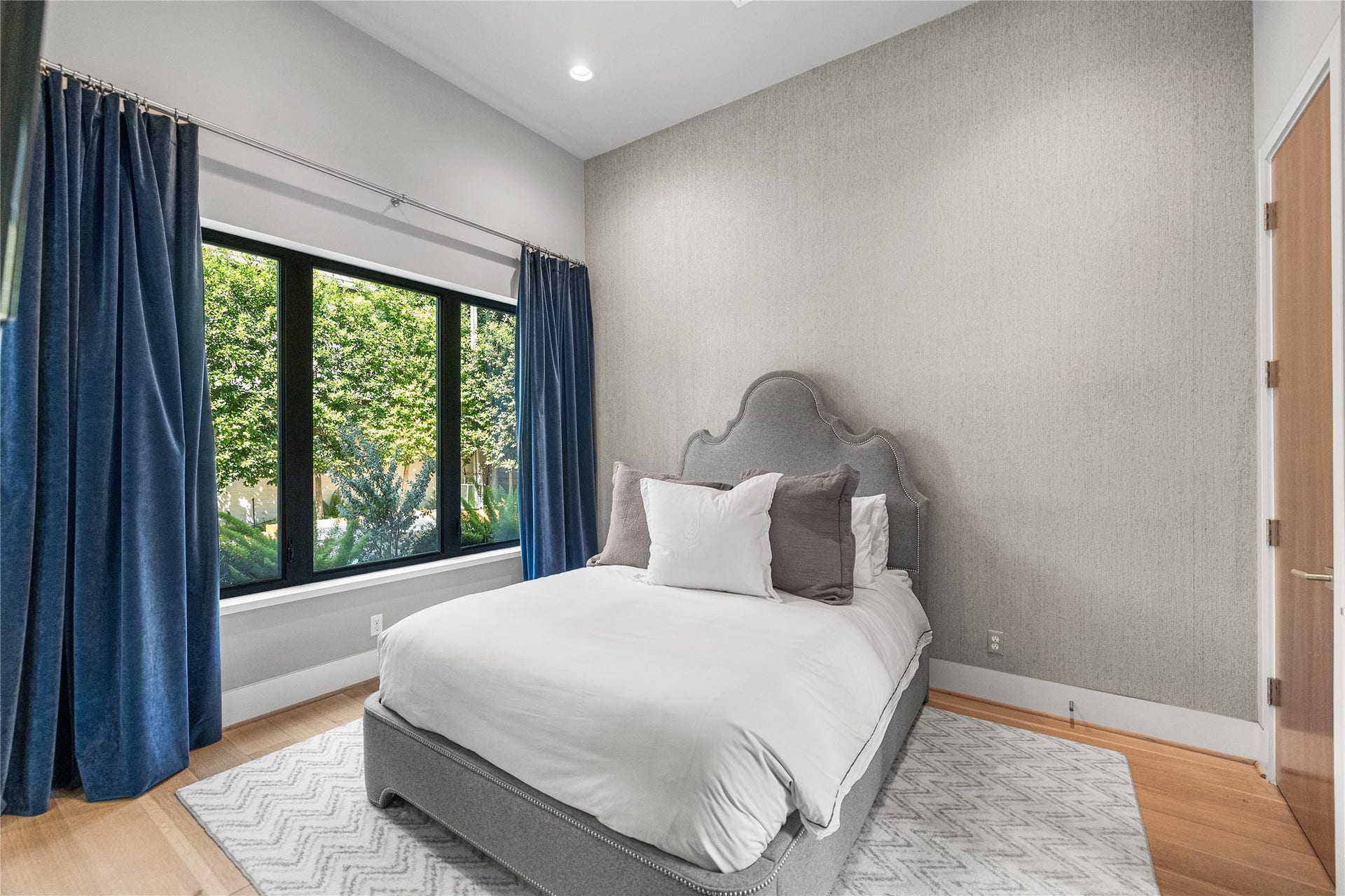 2608 Barbara Lane, Houston, TX 77005 The first-floor guest suite overlooks the sparkling pool and features a private en-suite bath, offering guests a beautifully appointed retreat with effortless access to the outdoor living spaces.