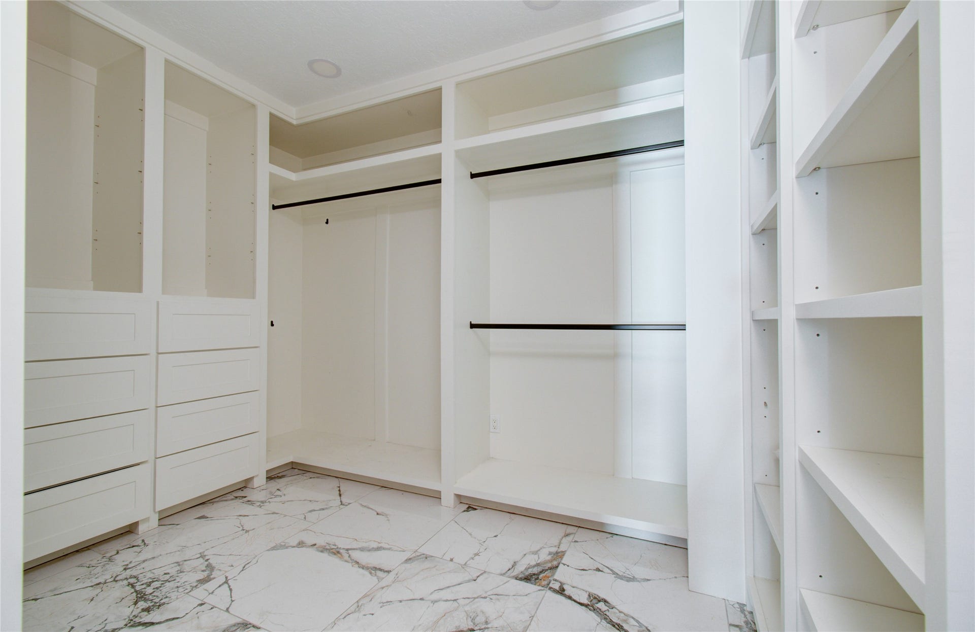 8103 Schaffer Lane, Houston, TX 77070 Primary Bedroom custom closet