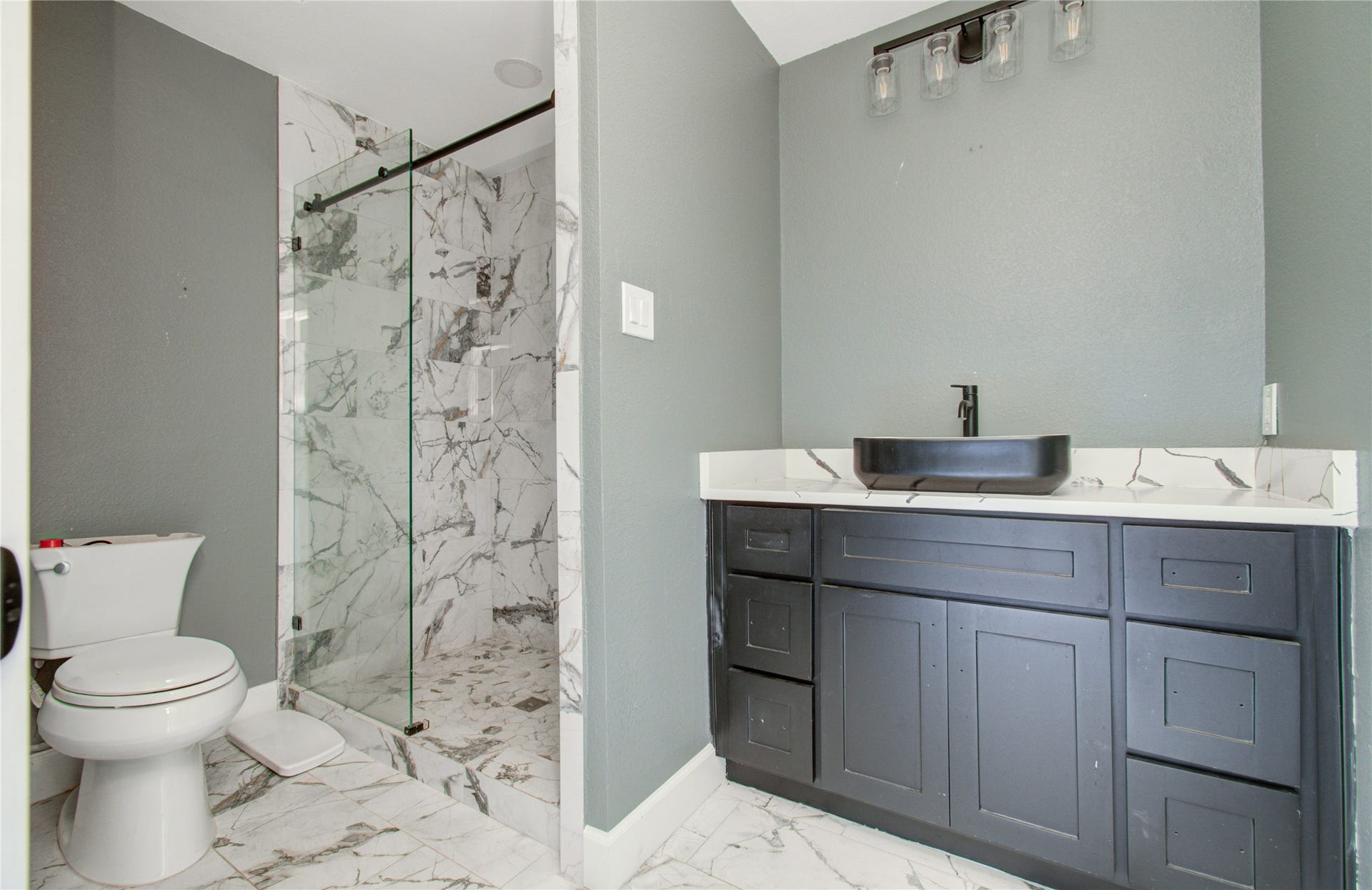 8103 Schaffer Lane, Houston, TX 77070 Secondary Bath