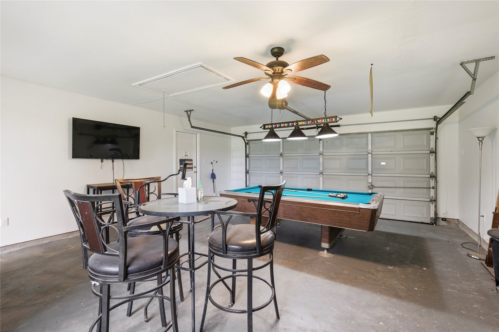 2517 Avenue L, Santa Fe, TX 77510 Garage / Entertainment