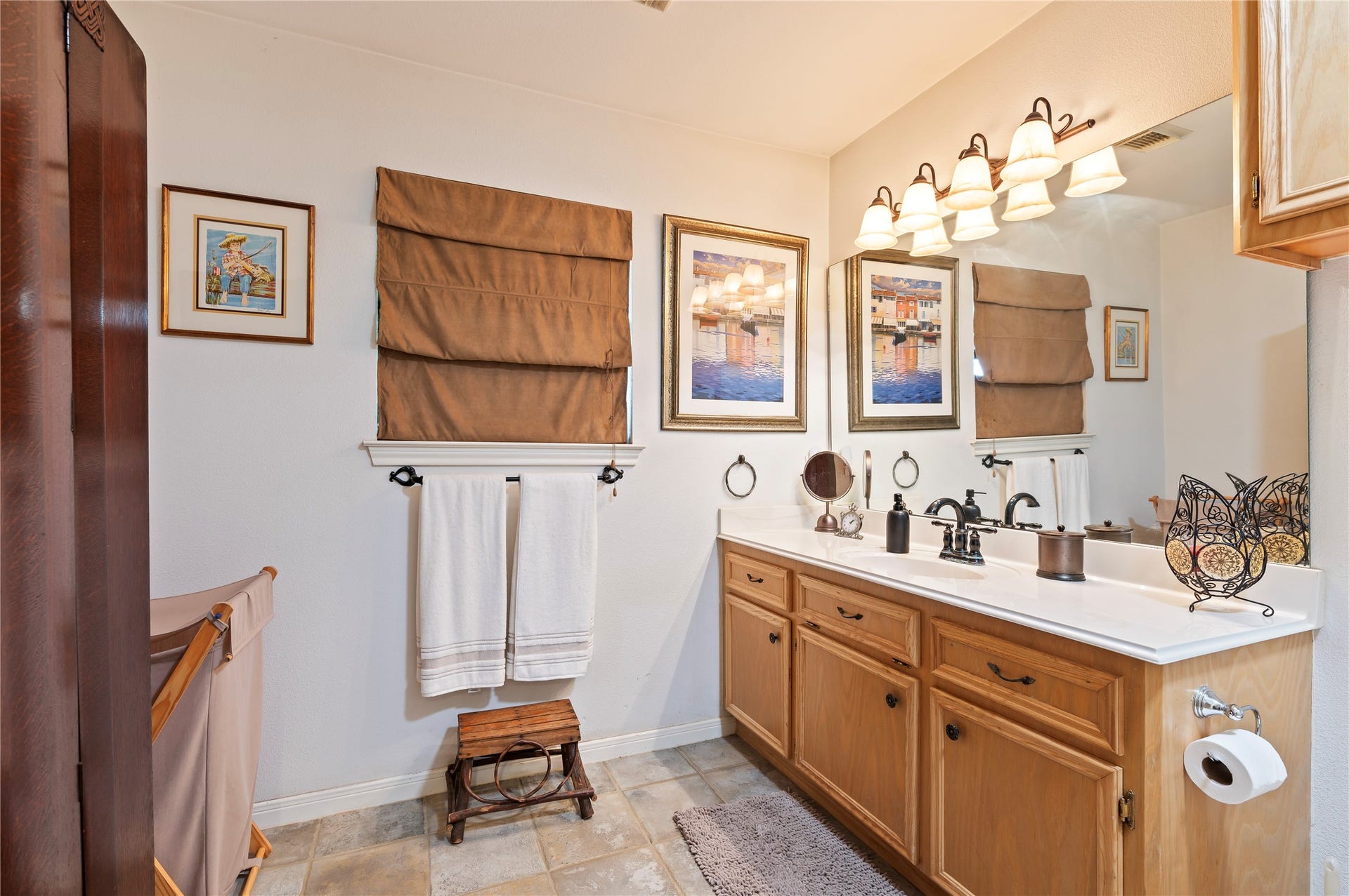 2517 Avenue L, Santa Fe, TX 77510 Guest Bathroom