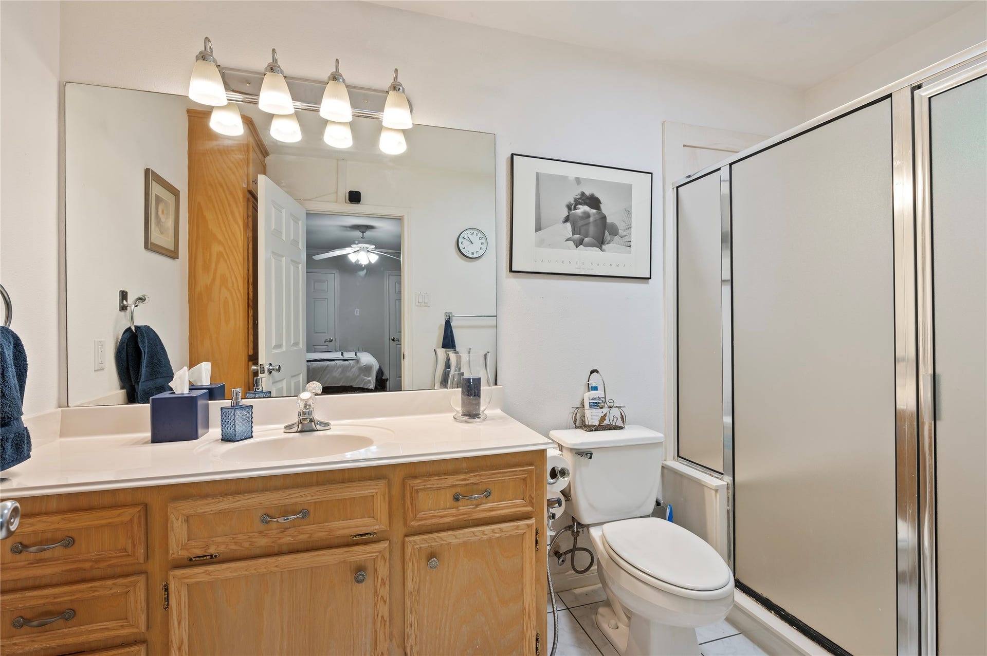 2517 Avenue L, Santa Fe, TX 77510 Main Bathroom