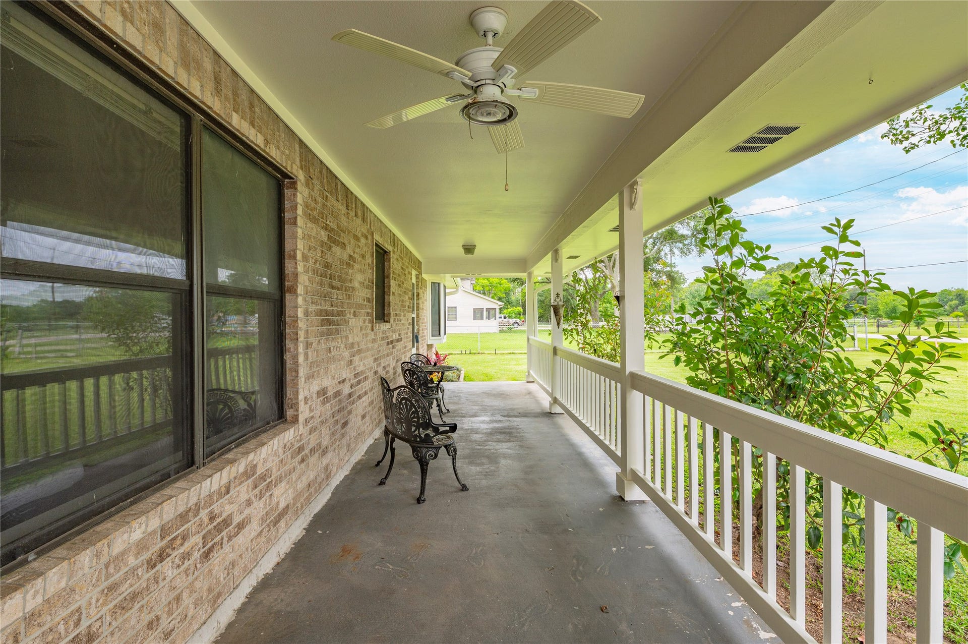 2517 Avenue L, Santa Fe, TX 77510 Come sit on the porch with me!