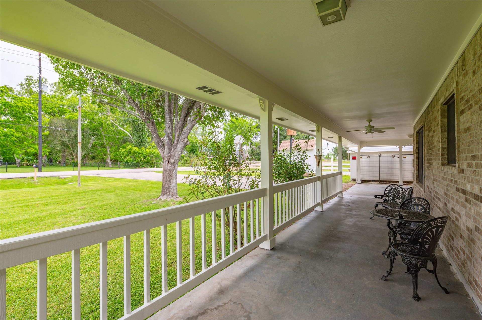 2517 Avenue L, Santa Fe, TX 77510 Front Porch