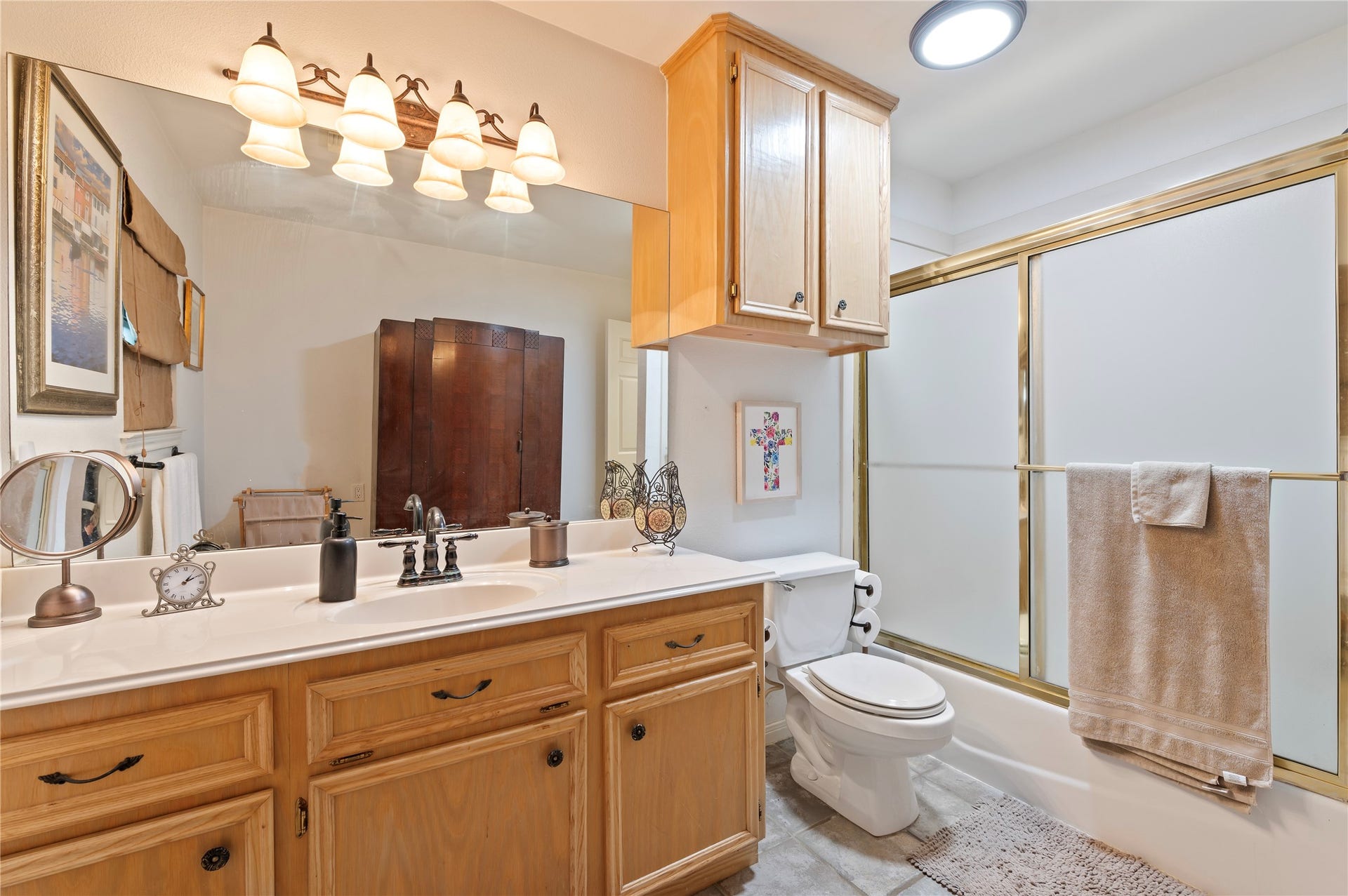 2517 Avenue L, Santa Fe, TX 77510 Main Bathroom