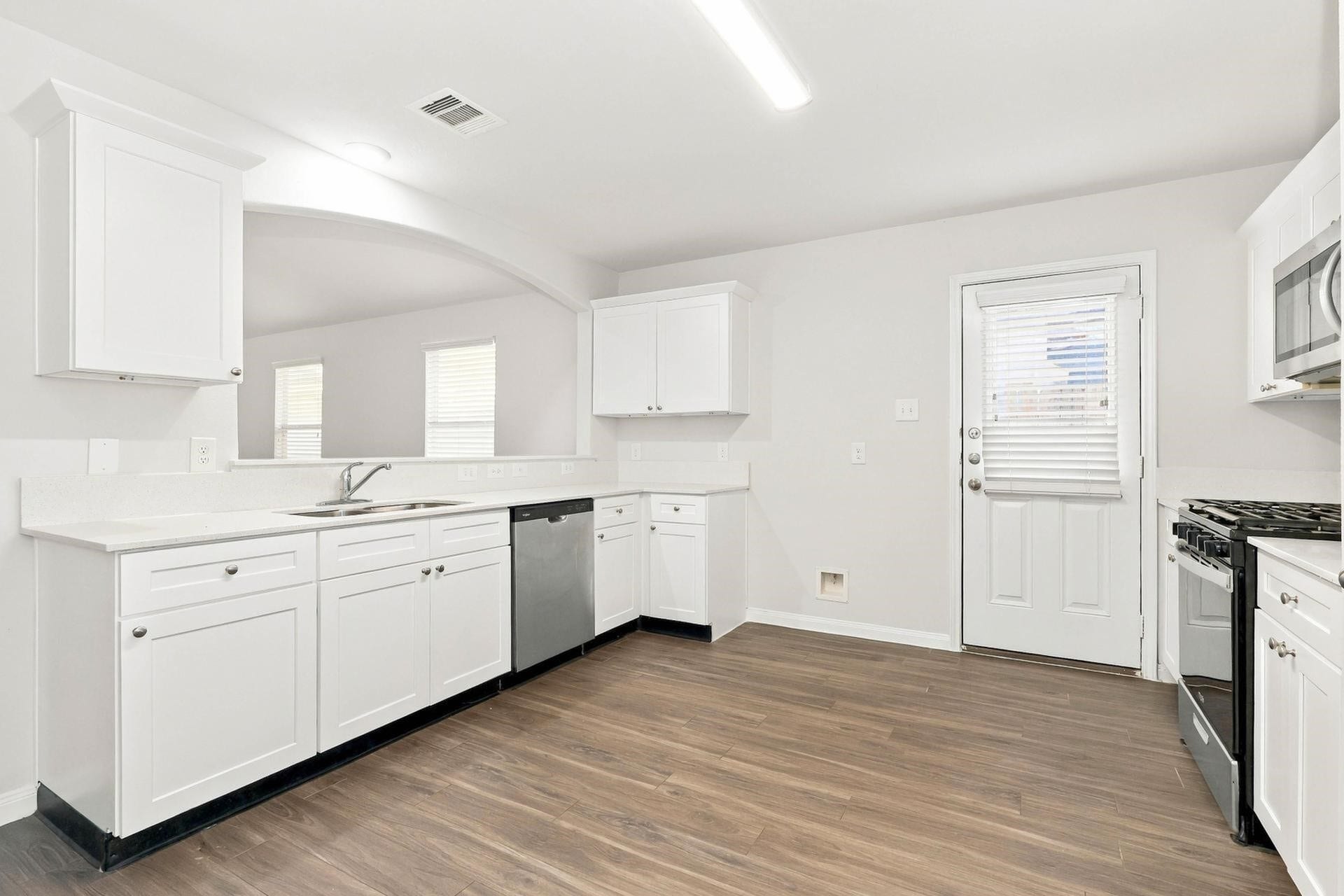 2443 Jonahs Way, Houston, TX 77073 Photos may be representative of the floor plan and not the exact home. Finishes, layout, and features of the actual property for lease may vary.