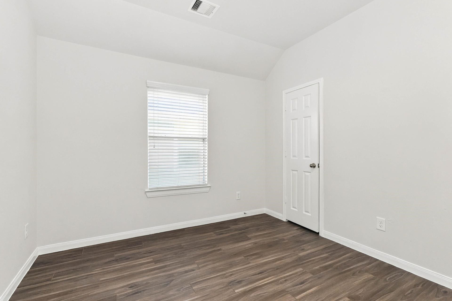 2443 Jonahs Way, Houston, TX 77073 Photos may be representative of the floor plan and not the exact home. Finishes, layout, and features of the actual property for lease may vary.