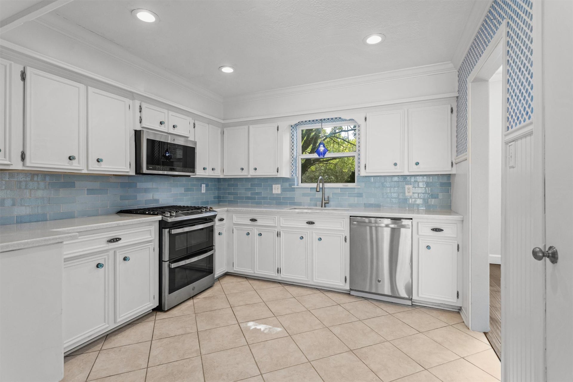 6502 Castle Lane Drive, Houston, TX 77066 Kitchen with Quartz Counters and Tile Backsplash