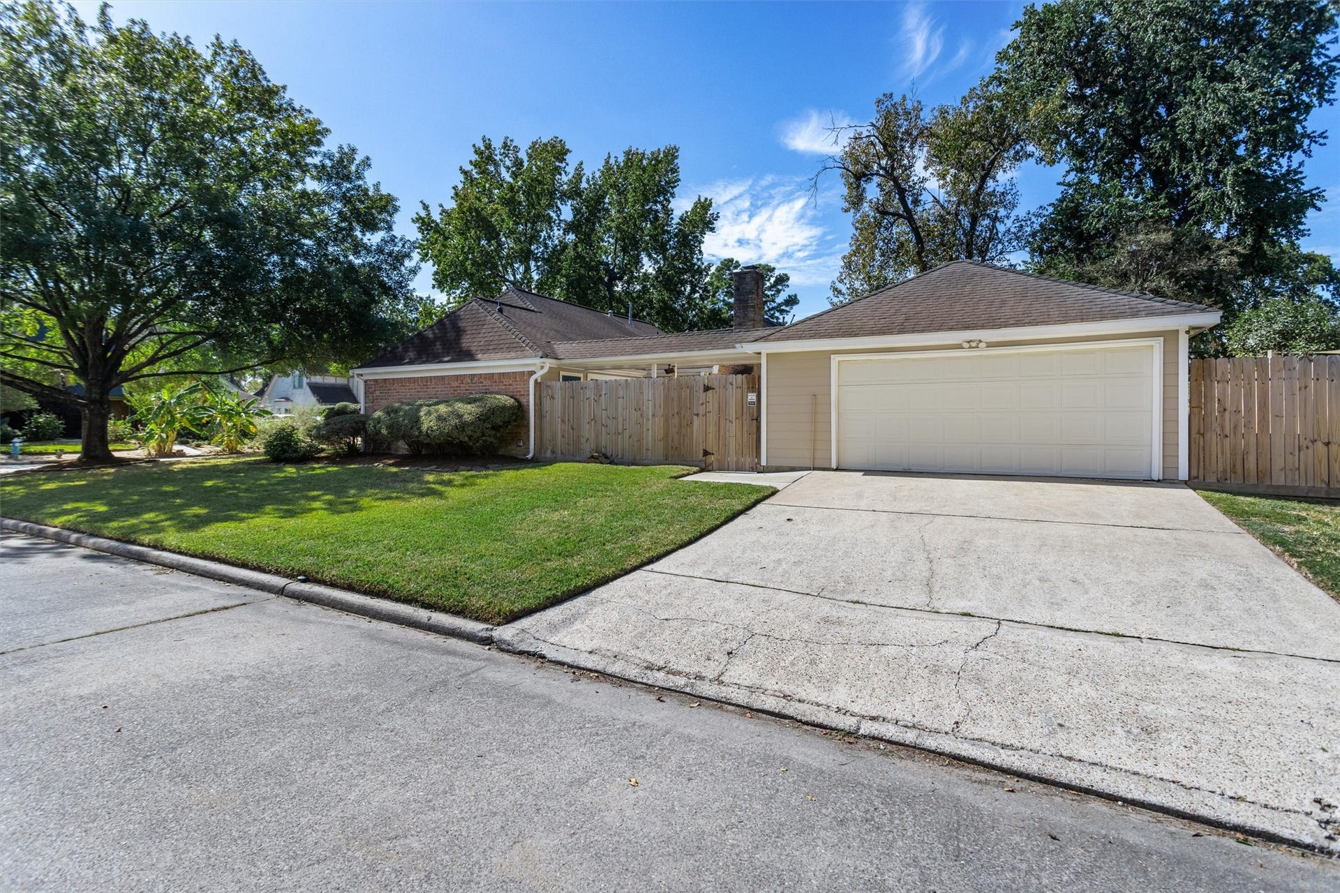 6502 Castle Lane Drive, Houston, TX 77066 Garage with Double Wide Driveway