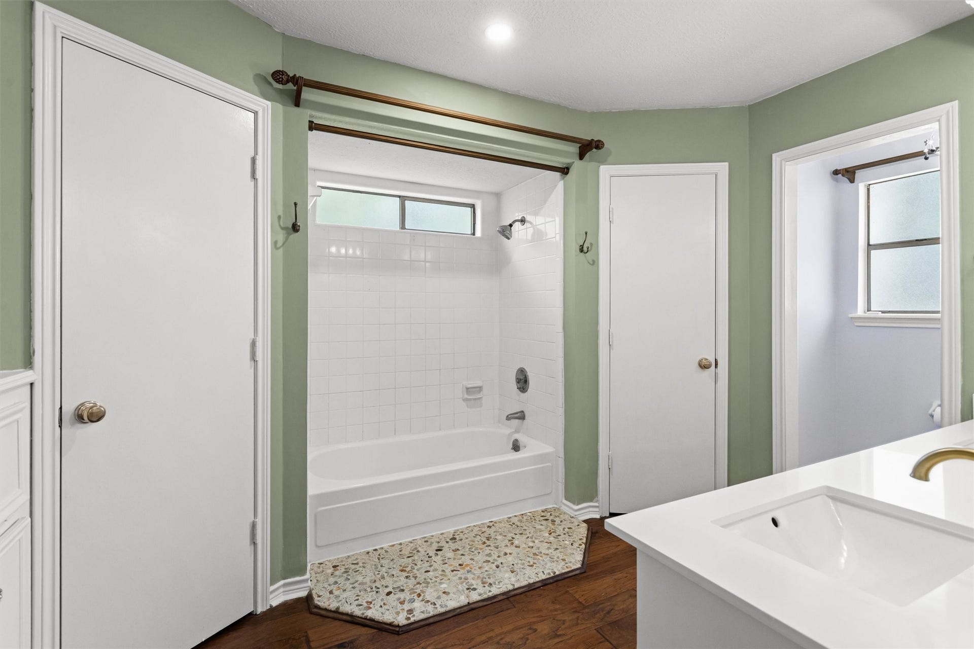 6502 Castle Lane Drive, Houston, TX 77066 Primary Bath