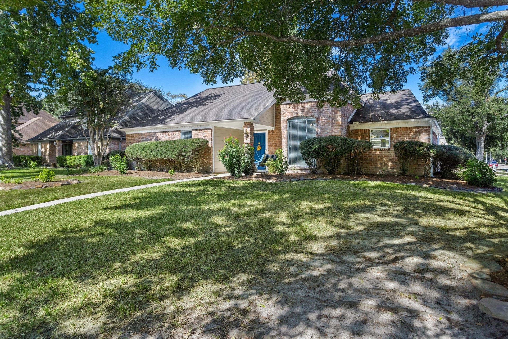 6502 Castle Lane Drive, Houston, TX 77066 Large Corner Lot with giant Oak shade tree.