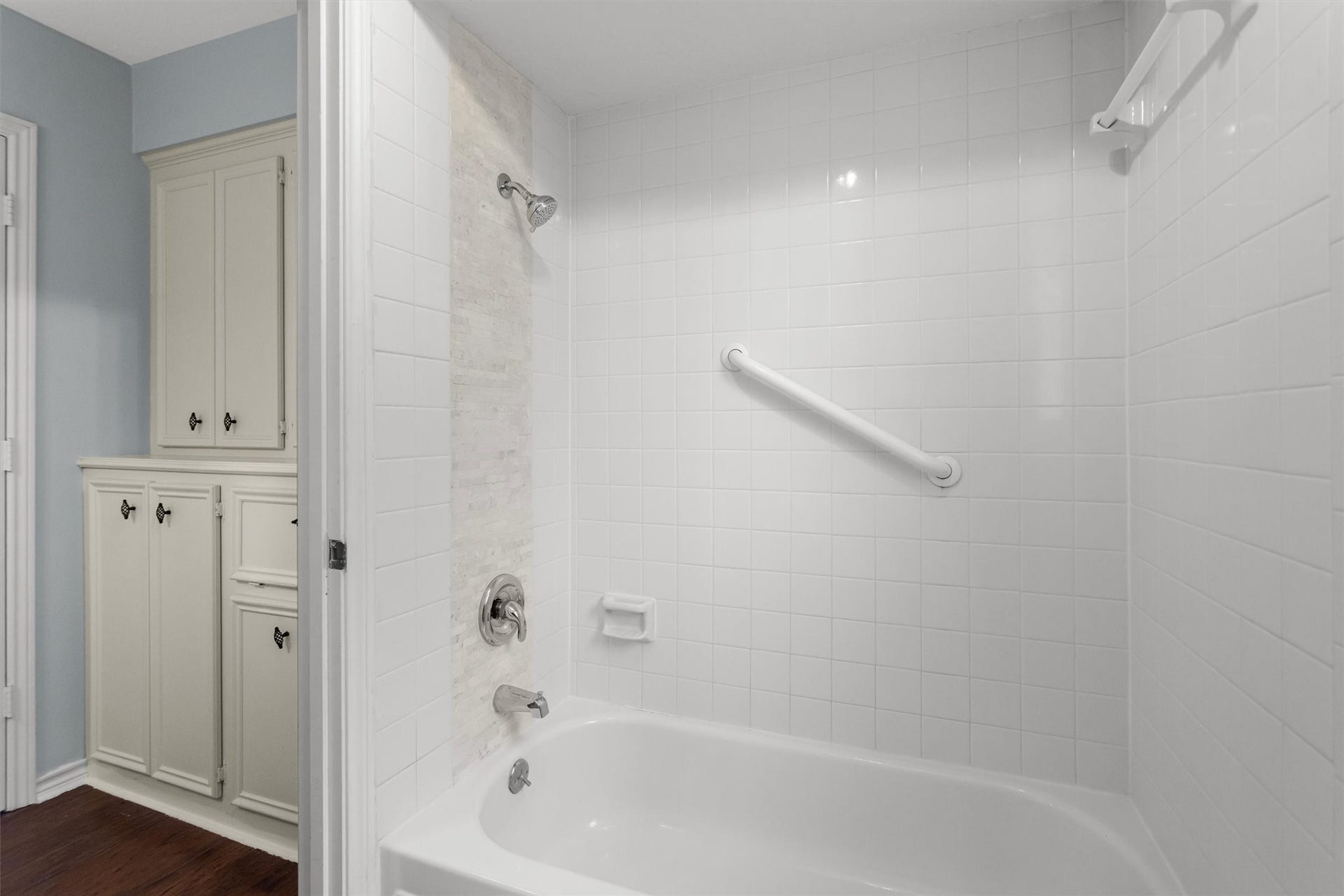 6502 Castle Lane Drive, Houston, TX 77066 Hall Bath