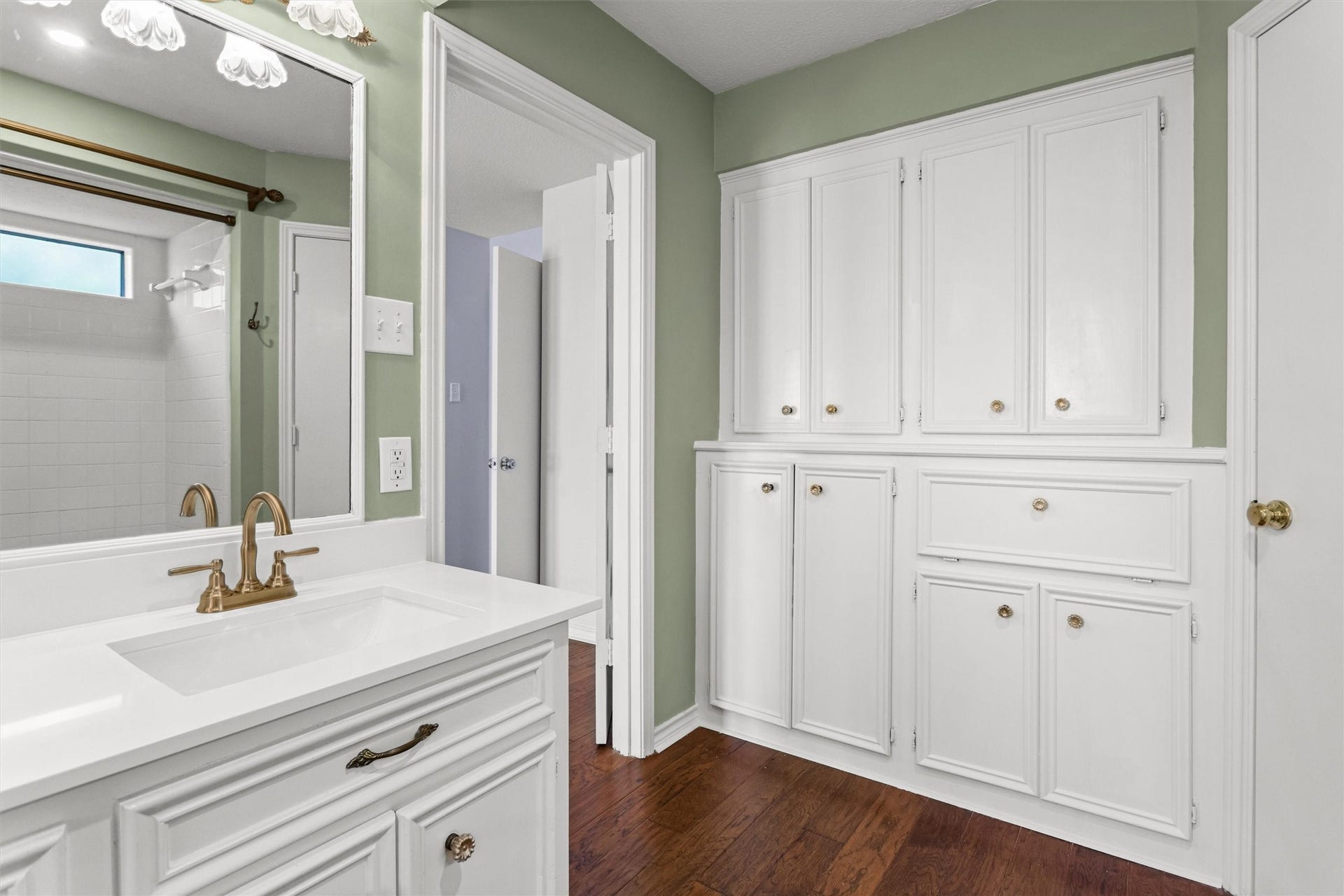 6502 Castle Lane Drive, Houston, TX 77066 Primary Bath with Built-in Cabinetry