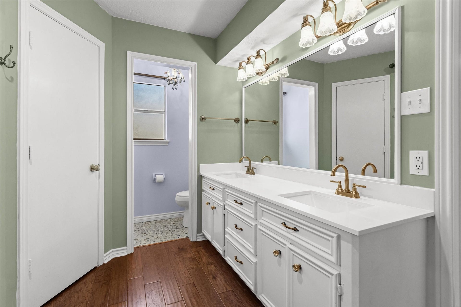 6502 Castle Lane Drive, Houston, TX 77066 Primary Bath with Quartz Countertop