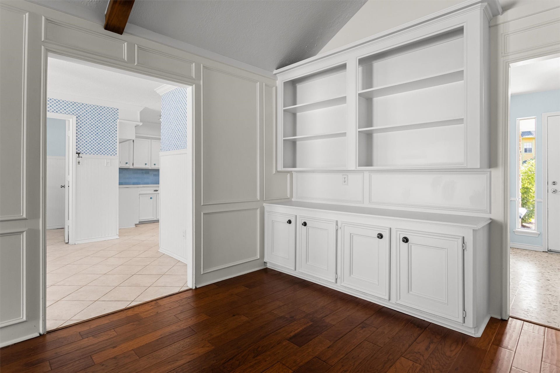 6502 Castle Lane Drive, Houston, TX 77066 Den with Built-ins