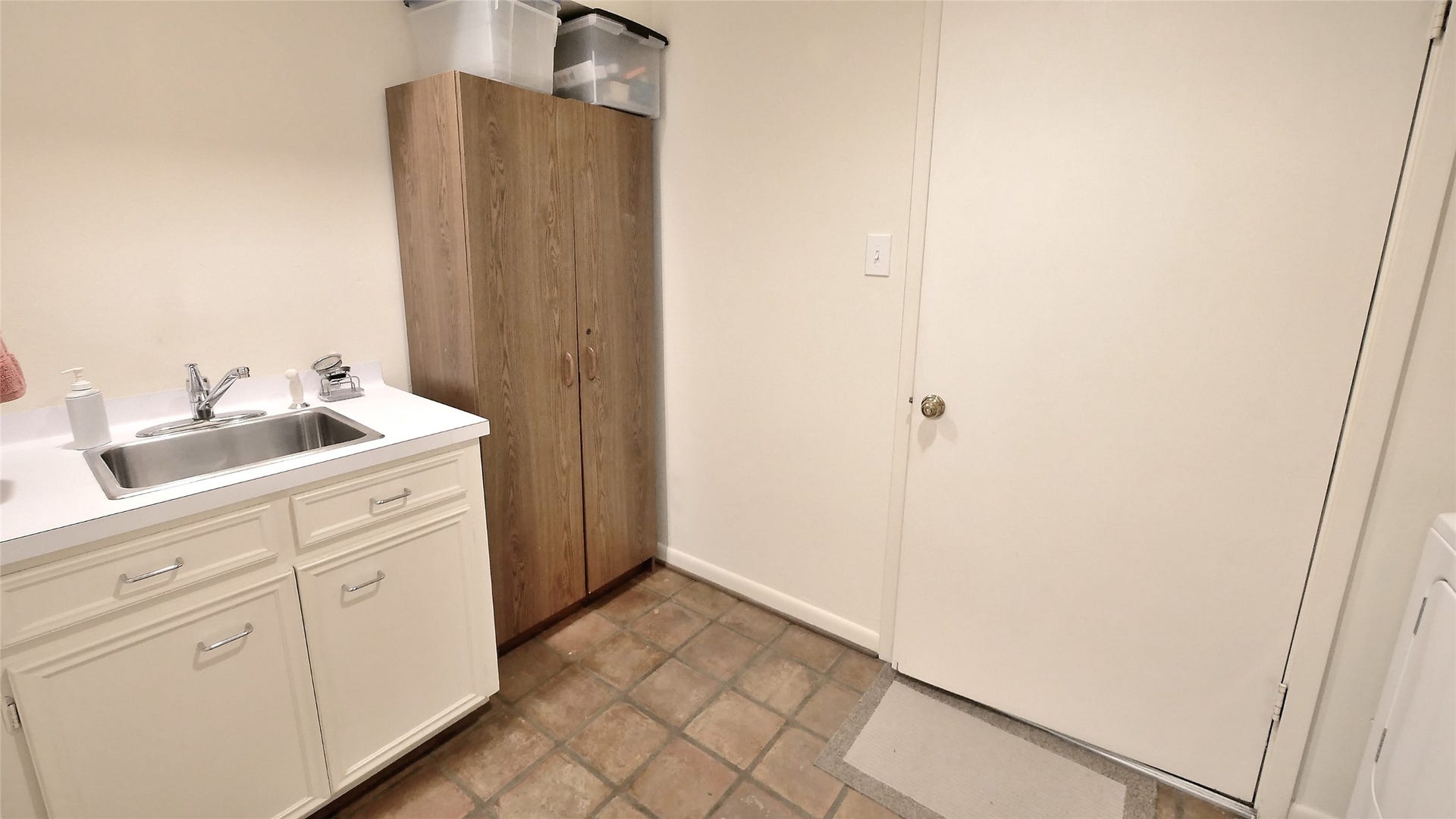 Utility Room from kitchen to Garage