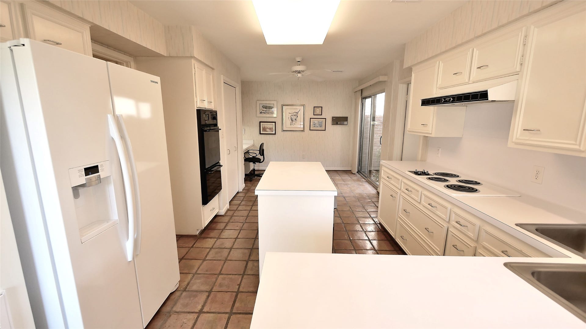 Kitchen and Breakfast