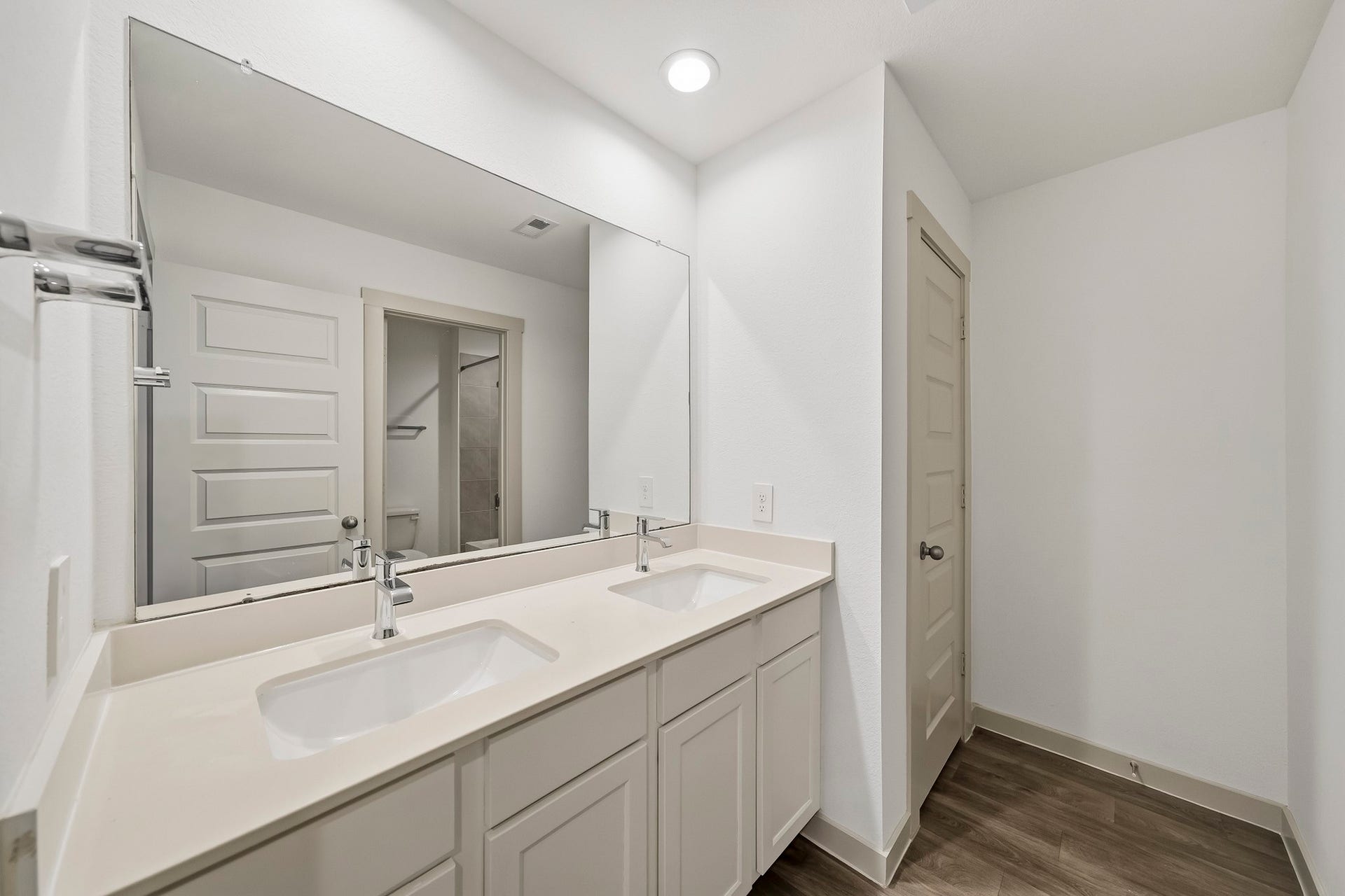 6827 Dell Vista Drive, Rosenberg, TX 77469 Secondary bath