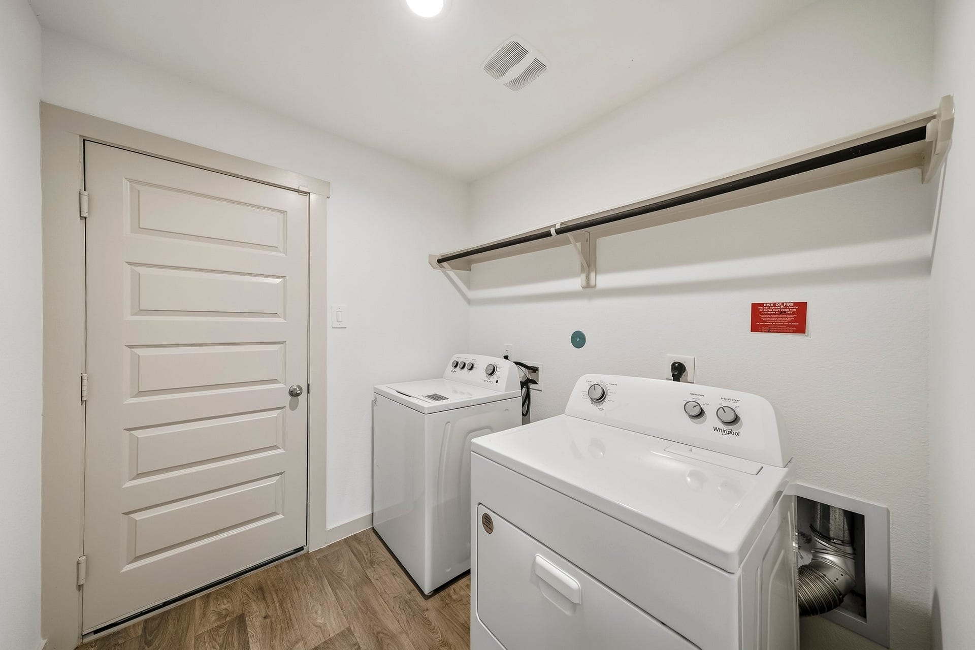 6827 Dell Vista Drive, Rosenberg, TX 77469 Laundry room inside the home