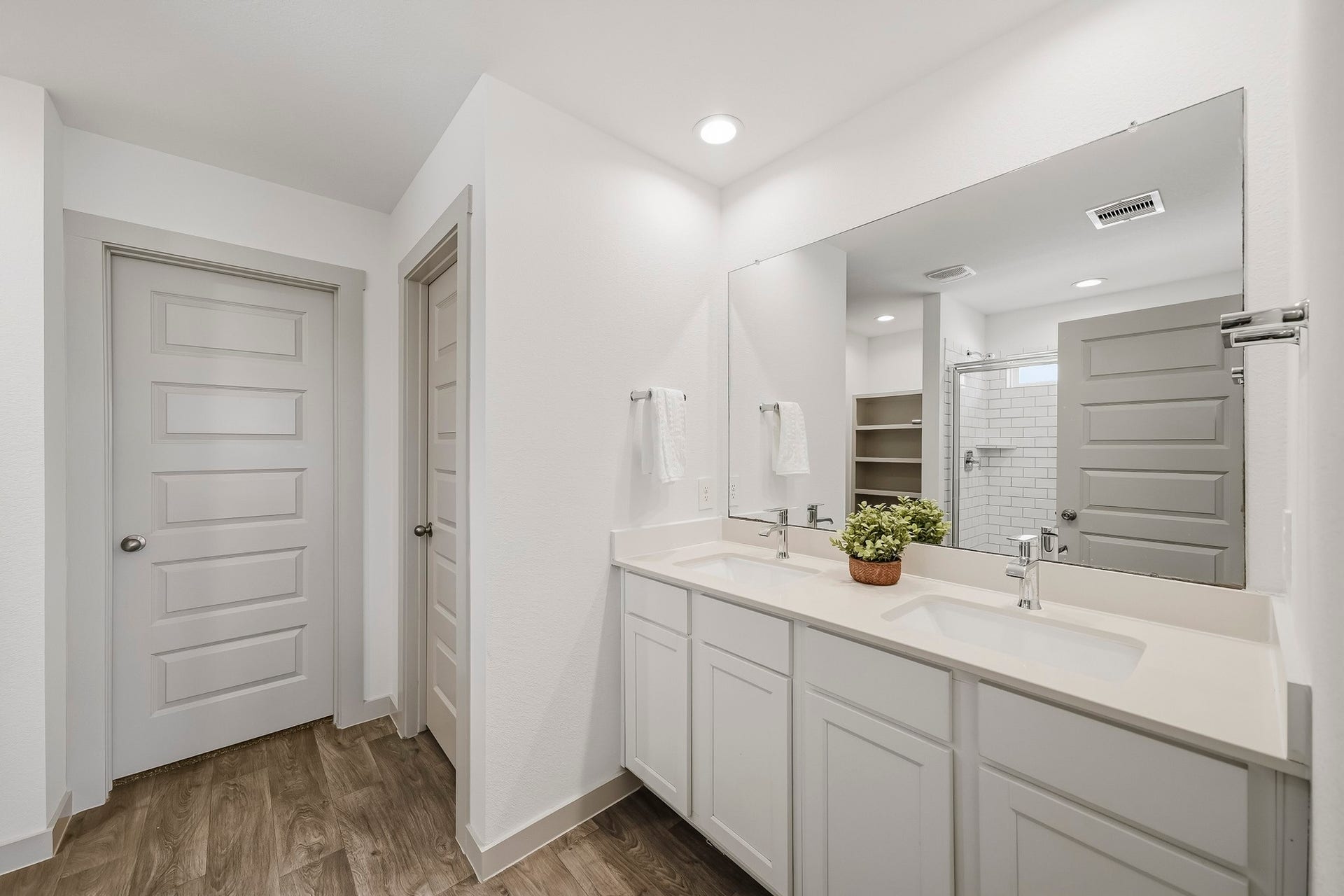 6827 Dell Vista Drive, Rosenberg, TX 77469 Primary bath