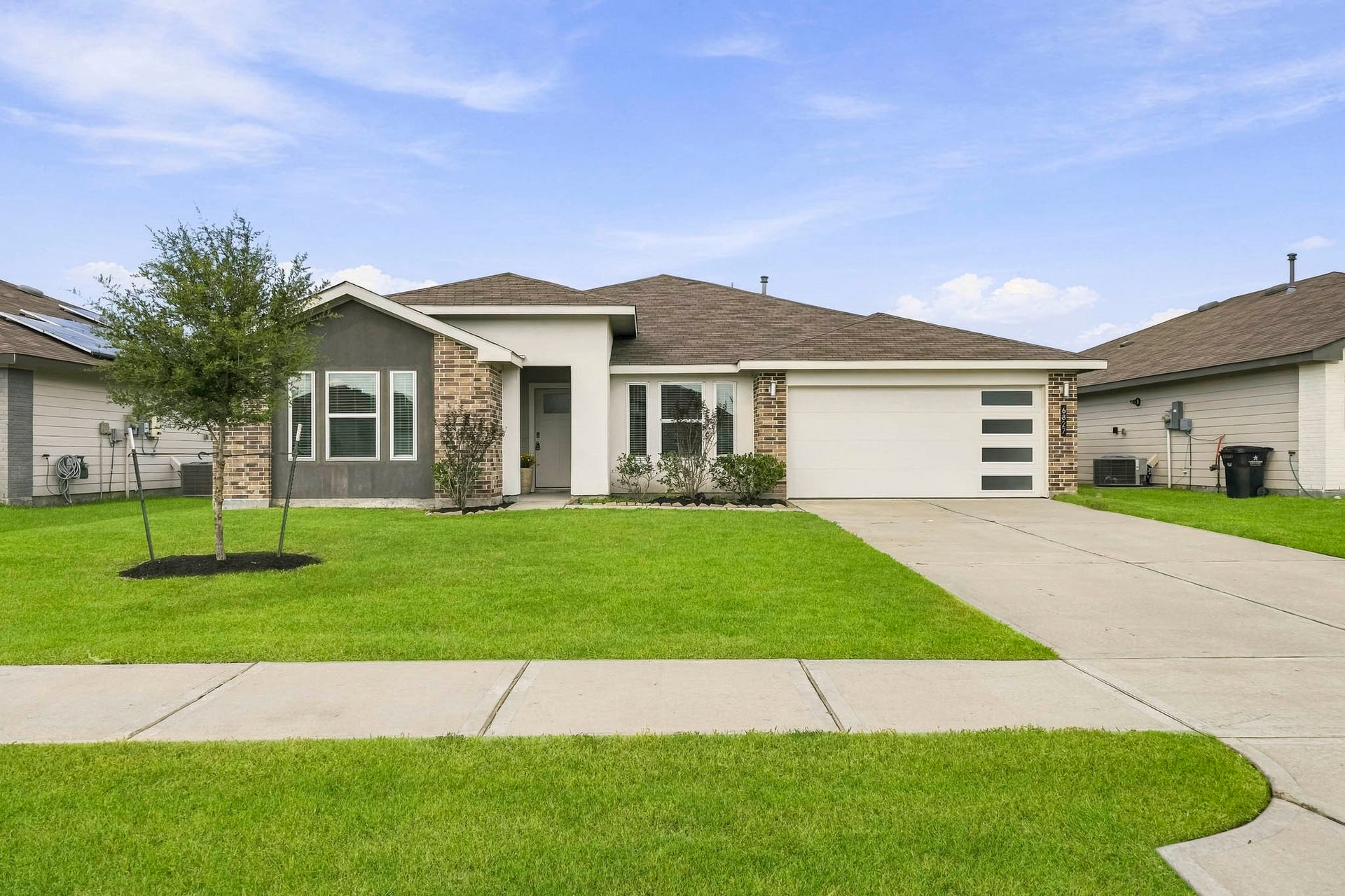 6827 Dell Vista Drive, Rosenberg, TX 77469 Modern meets traditional in the newly built Dr Horton.