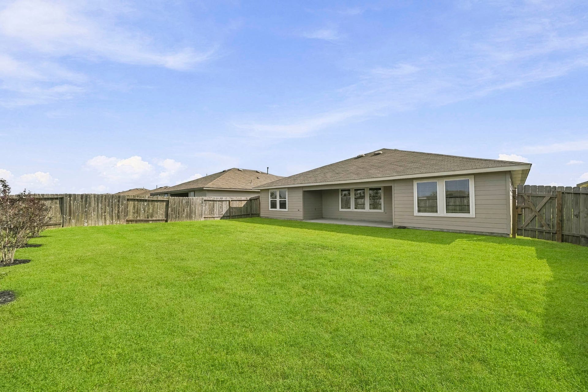 6827 Dell Vista Drive, Rosenberg, TX 77469 Large back yard for pool or playsets!