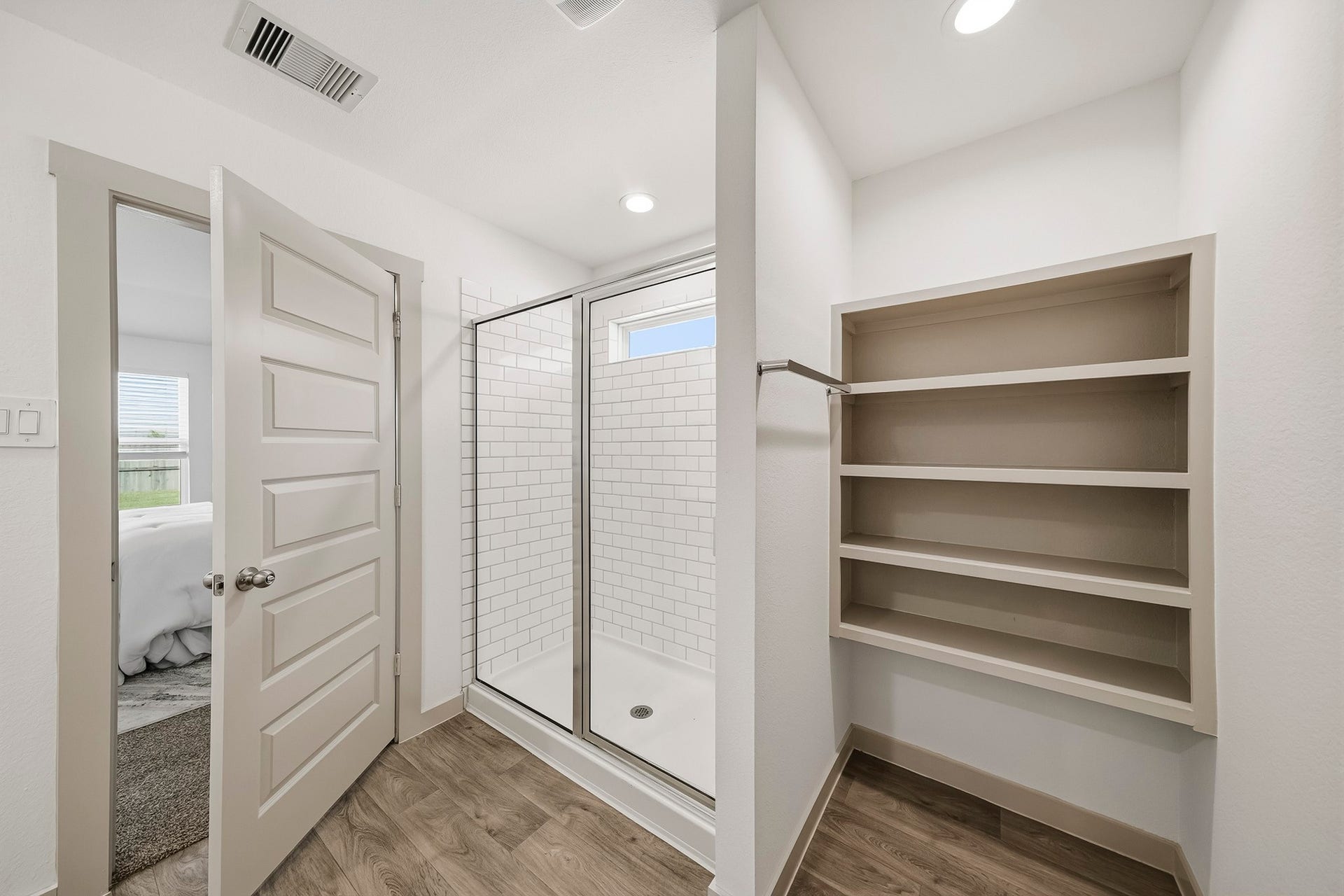 6827 Dell Vista Drive, Rosenberg, TX 77469 Hollywood bath!