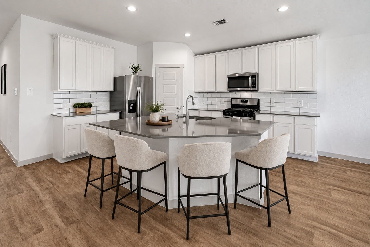 6827 Dell Vista Drive, Rosenberg, TX 77469 Gather around the breakfast bar for entertaining!