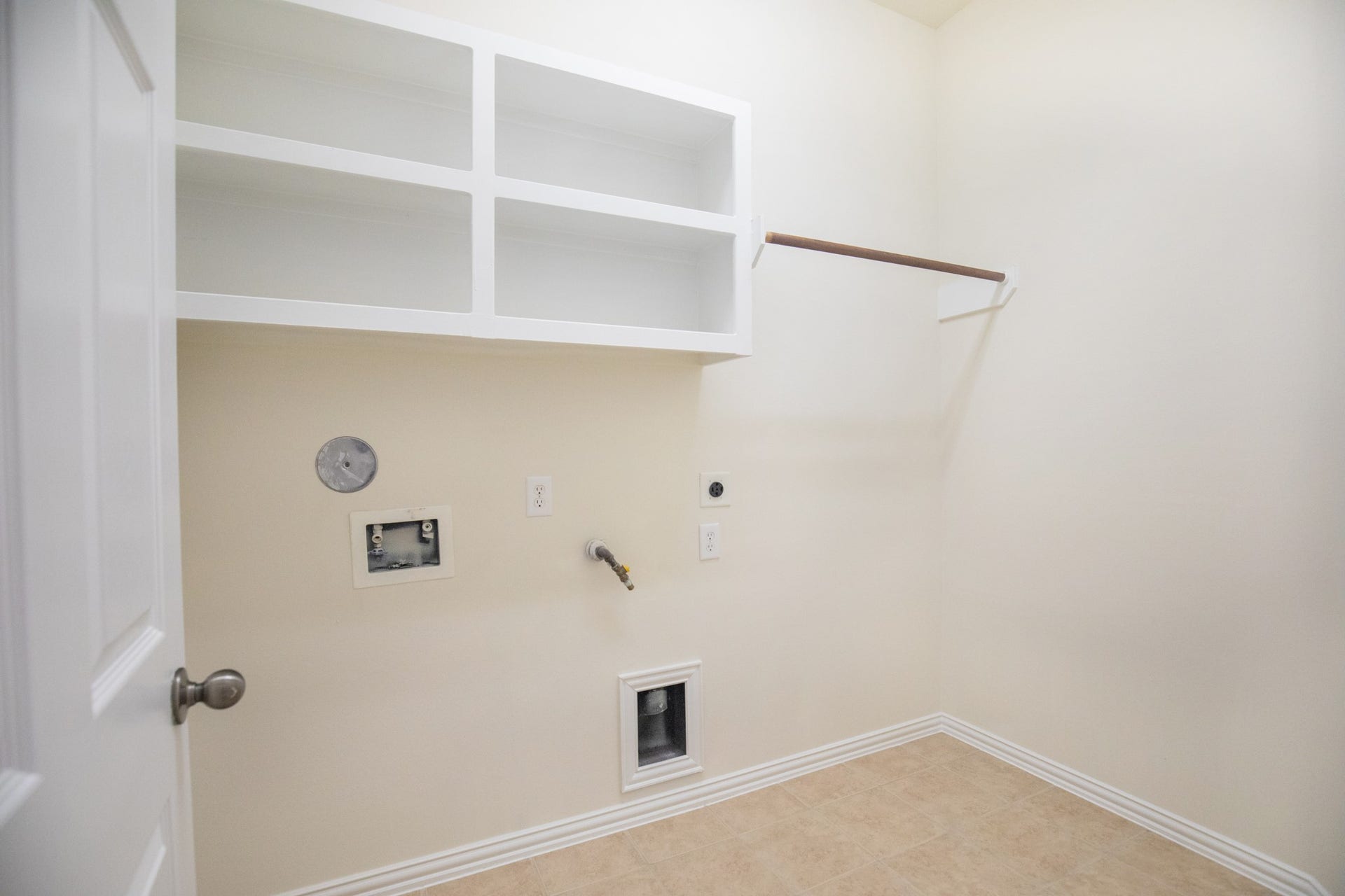 8802 Rocky Knoll Lane, Rosenberg, TX 77469 Utilities / laudrey room