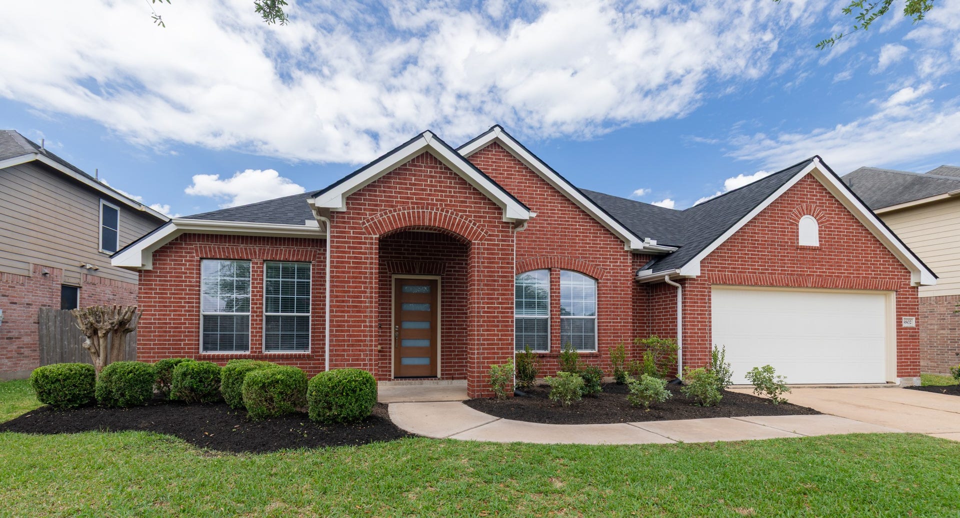 8802 Rocky Knoll Lane, Rosenberg, TX 77469 David Weekley Home with 3200 sqft living area, 4 bedrooms, 3 full baths, formal dining, formal living, large family room,. and Large bonus room upstairs
