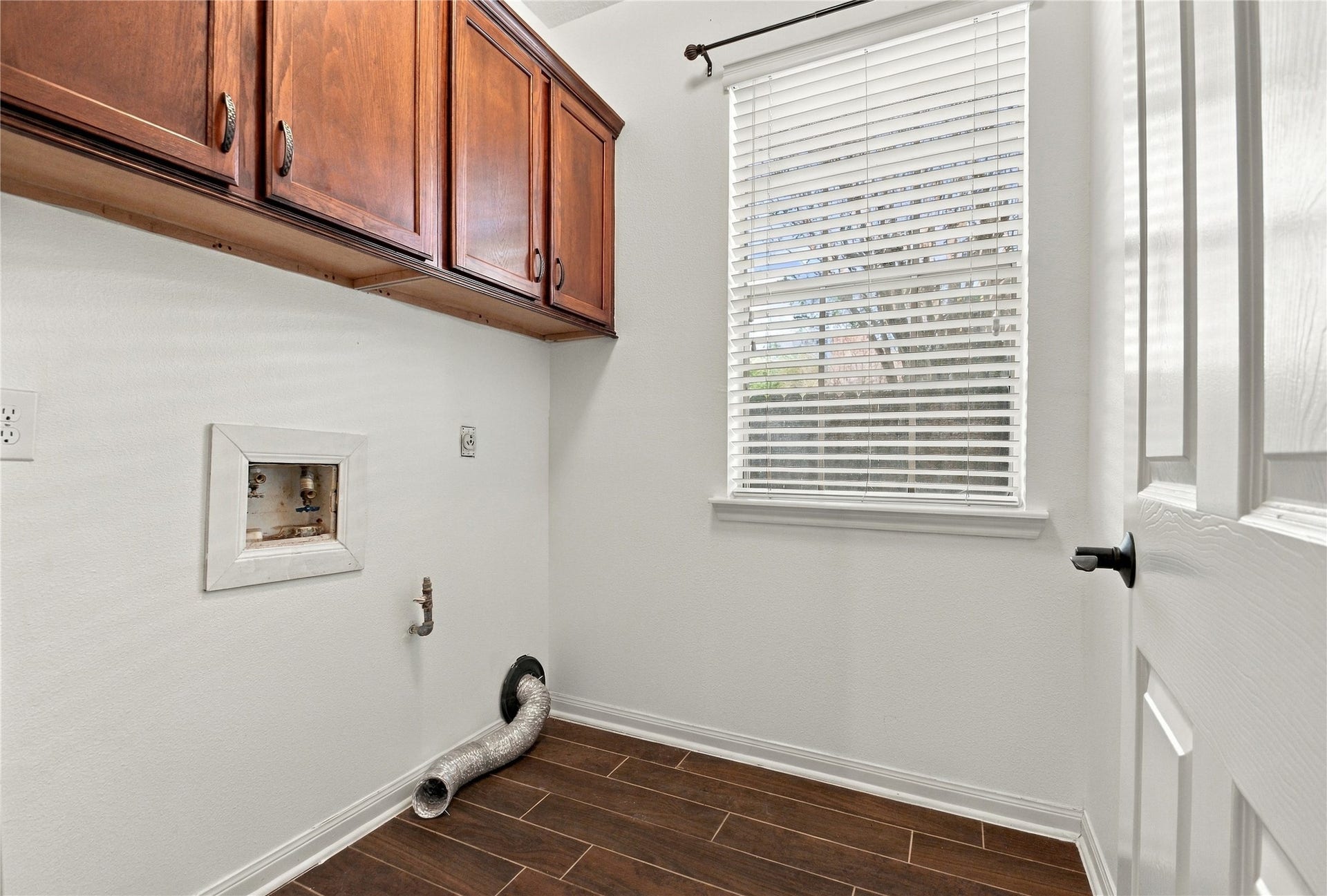 14515 Moss Creek Lane, Cypress, TX 77429 Laundry Room
