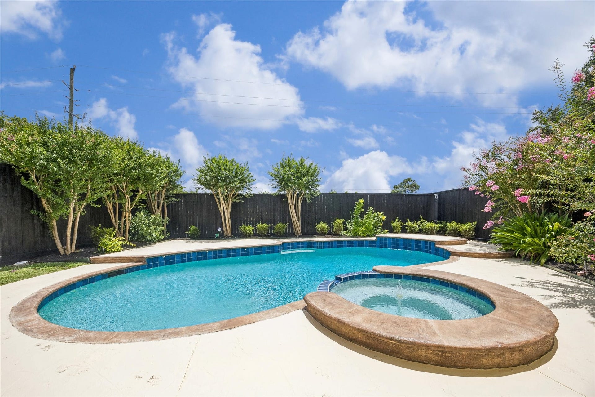 20111 Hardwidge Court, Katy, TX 77450 Luscious landscaping