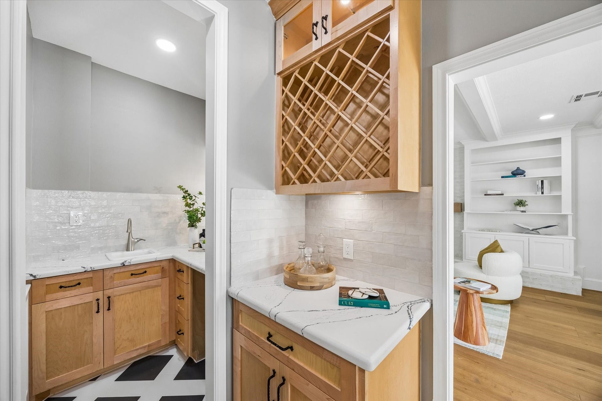 20111 Hardwidge Court, Katy, TX 77450 Love this wet bar - just off of the living room and kitchen - room for a wine cooler!