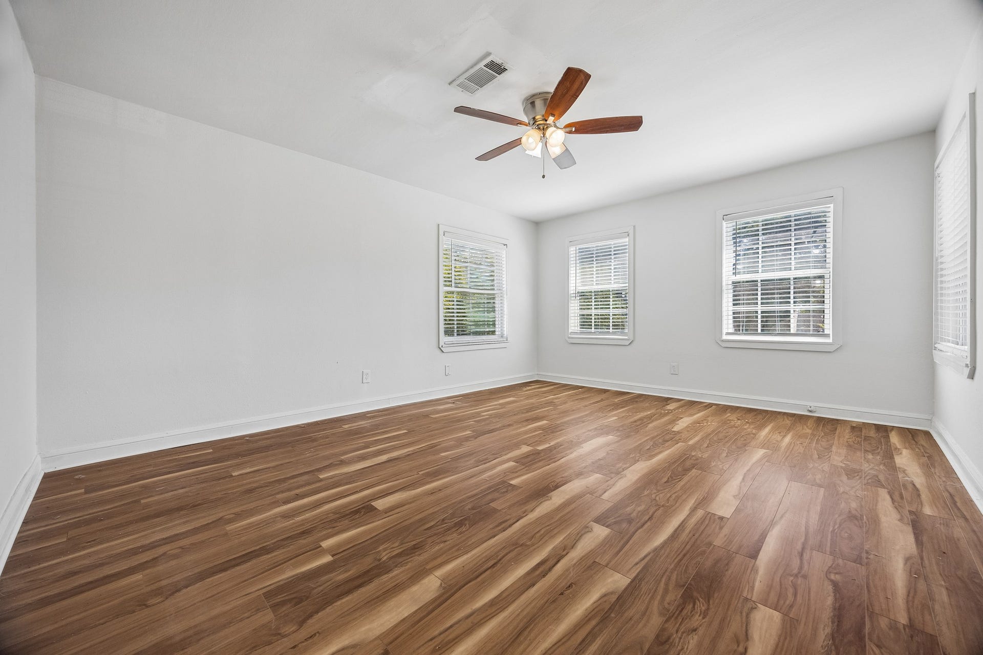 4431 N Roseneath Drive, Houston, TX 77021 Bedroom on the second floor with ceiling fan.