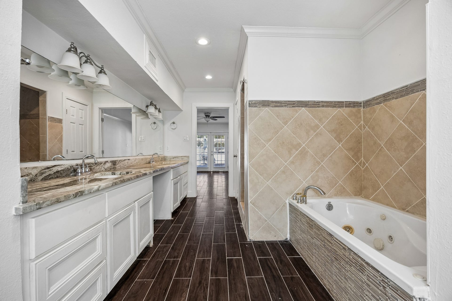 4431 N Roseneath Drive, Houston, TX 77021 Another view of the primary bath.