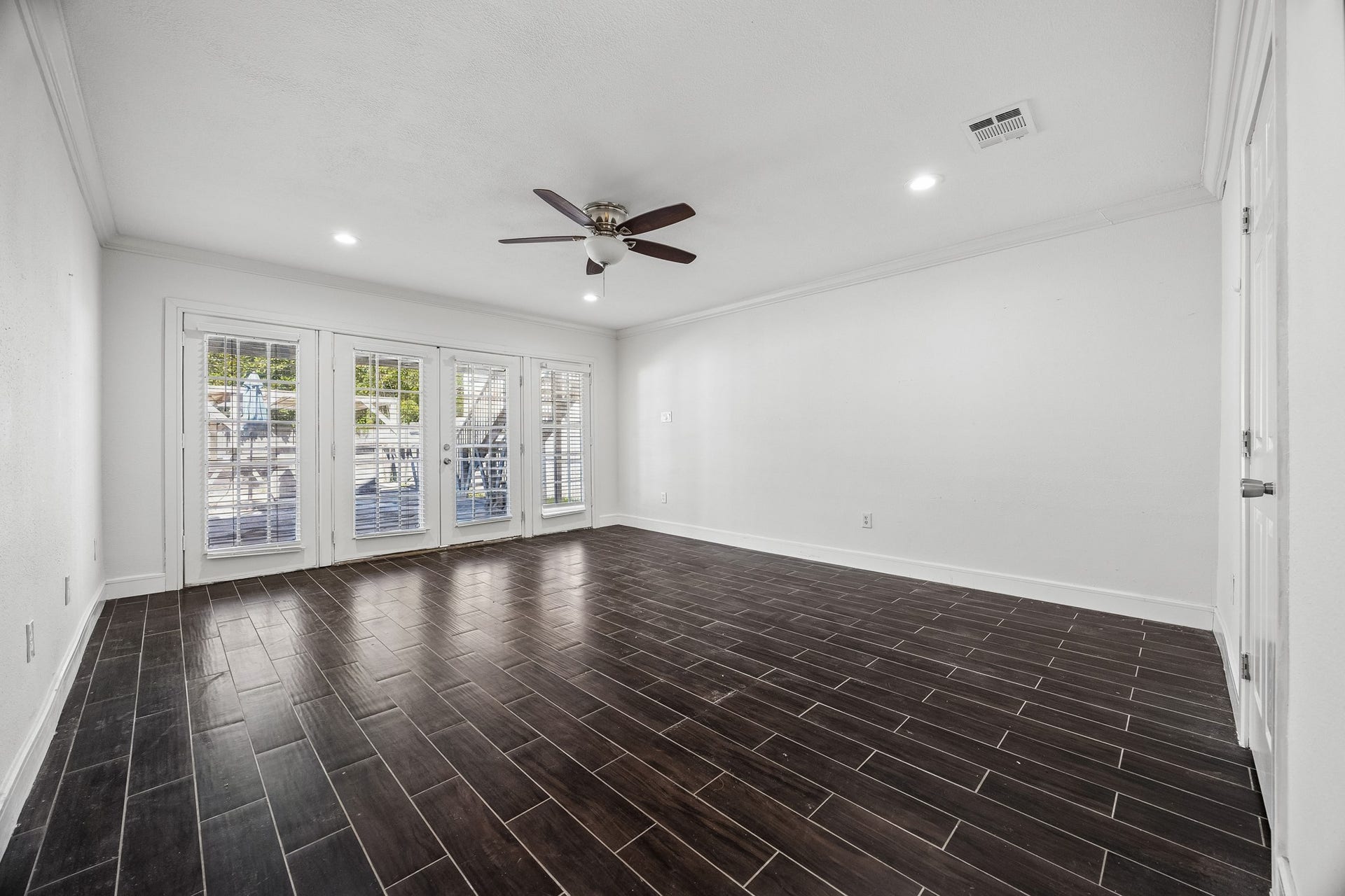 4431 N Roseneath Drive, Houston, TX 77021 Primary bedroom on the first floor. Offers double French doors to the backyard.