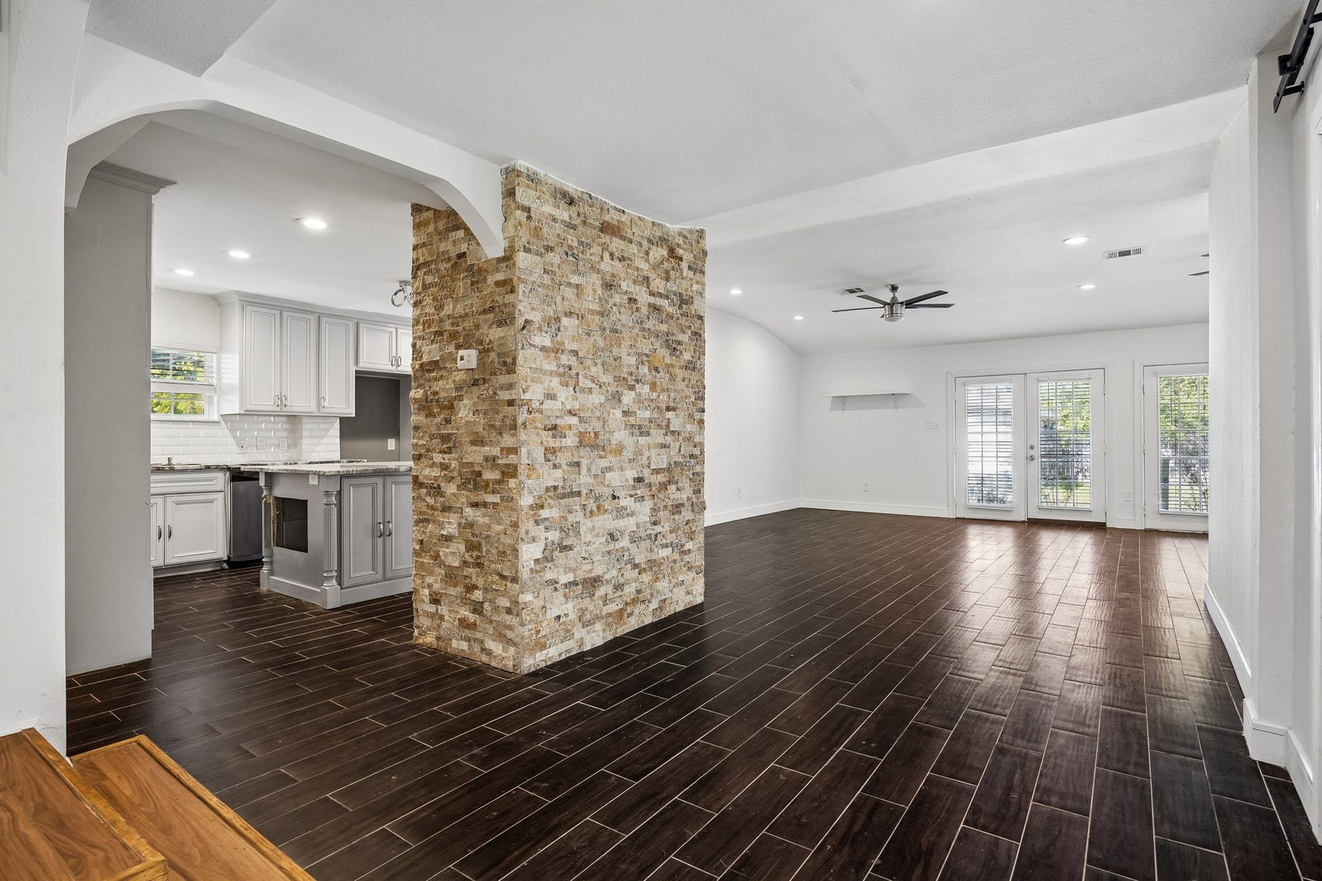 4431 N Roseneath Drive, Houston, TX 77021 Open view from the living area to the kitchen.