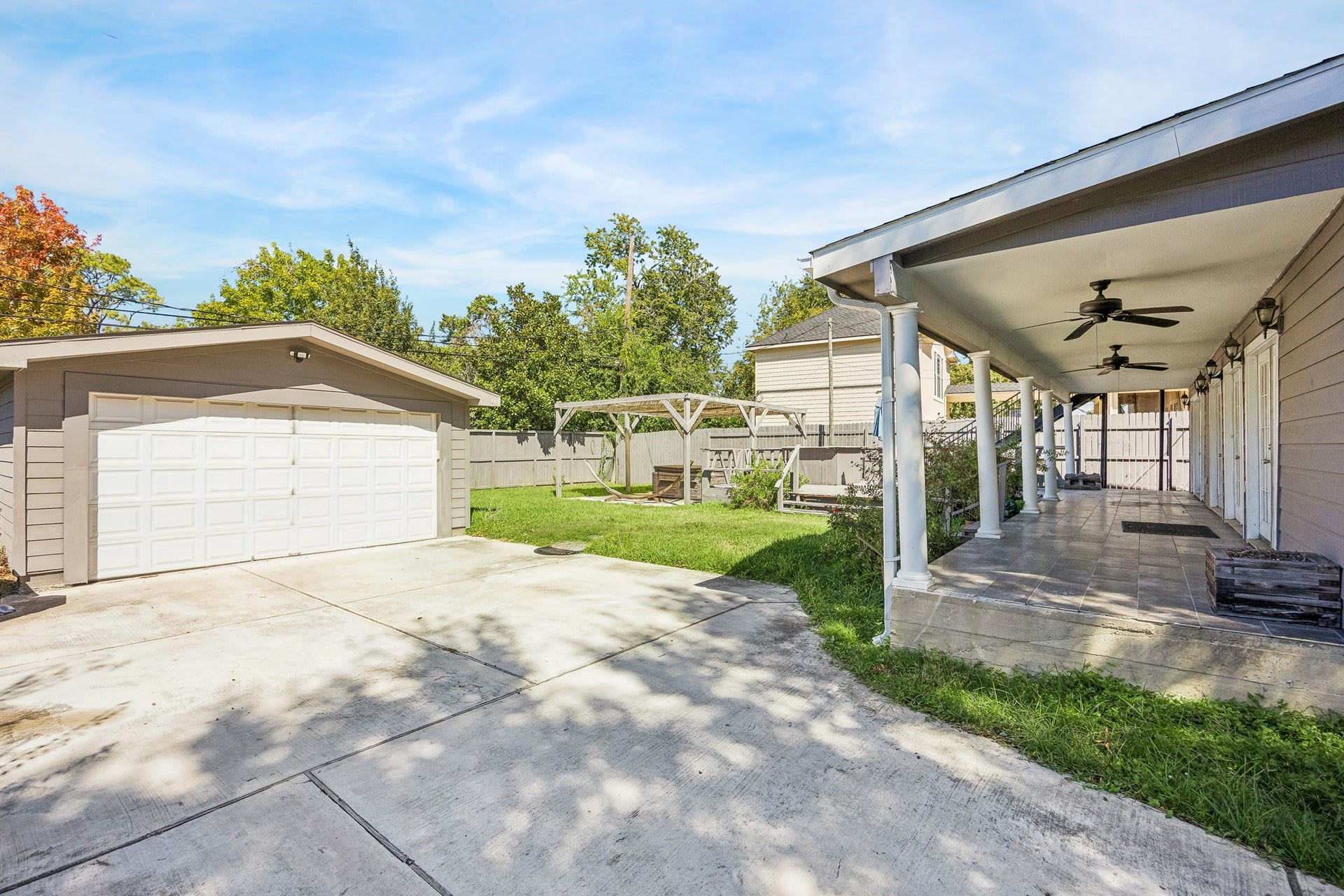 4431 N Roseneath Drive, Houston, TX 77021 Detached garage and ling driveway.