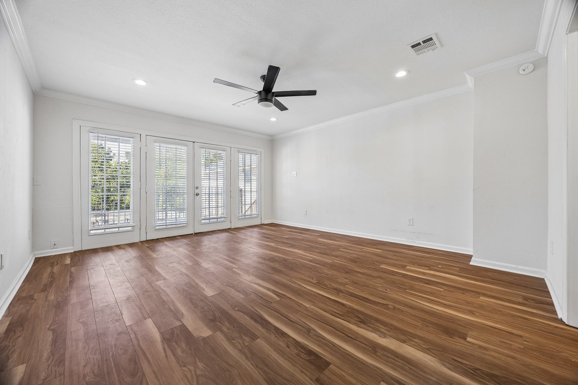 4431 N Roseneath Drive, Houston, TX 77021 Second primary bedroom on the second floor - double French doors to a balcony.