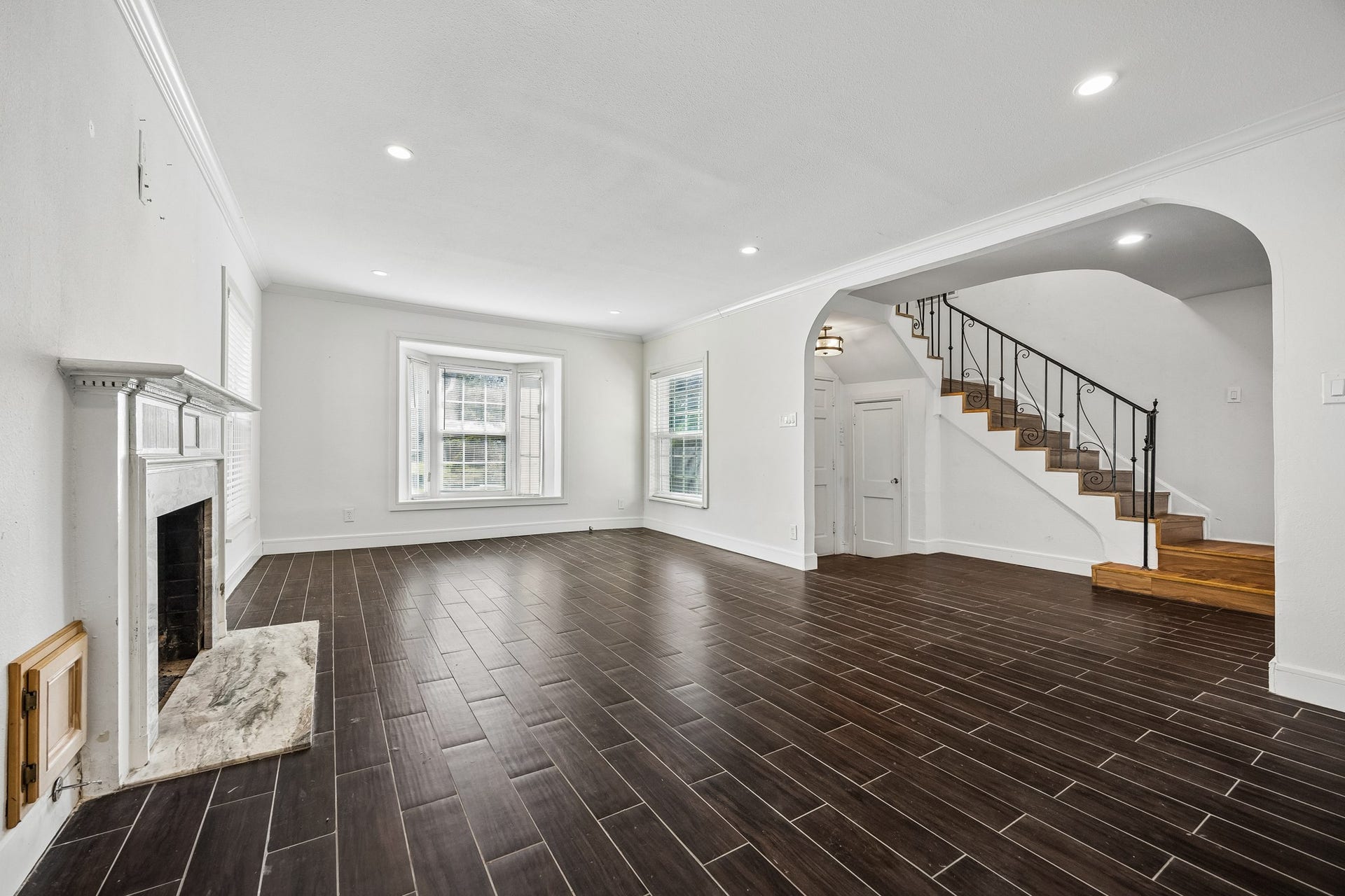 4431 N Roseneath Drive, Houston, TX 77021 Formal living room with fireplace and arched opening to the staircase.
