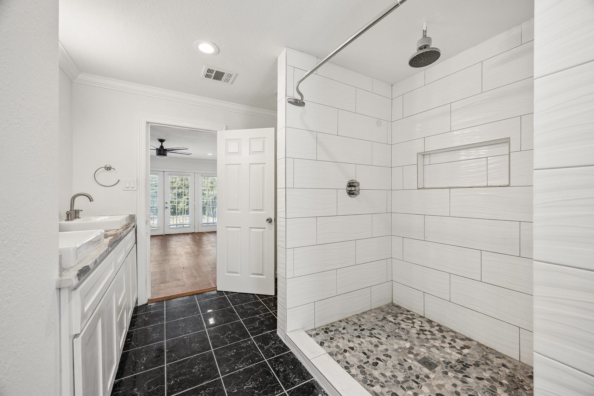 4431 N Roseneath Drive, Houston, TX 77021 Separate walk-in shower.
