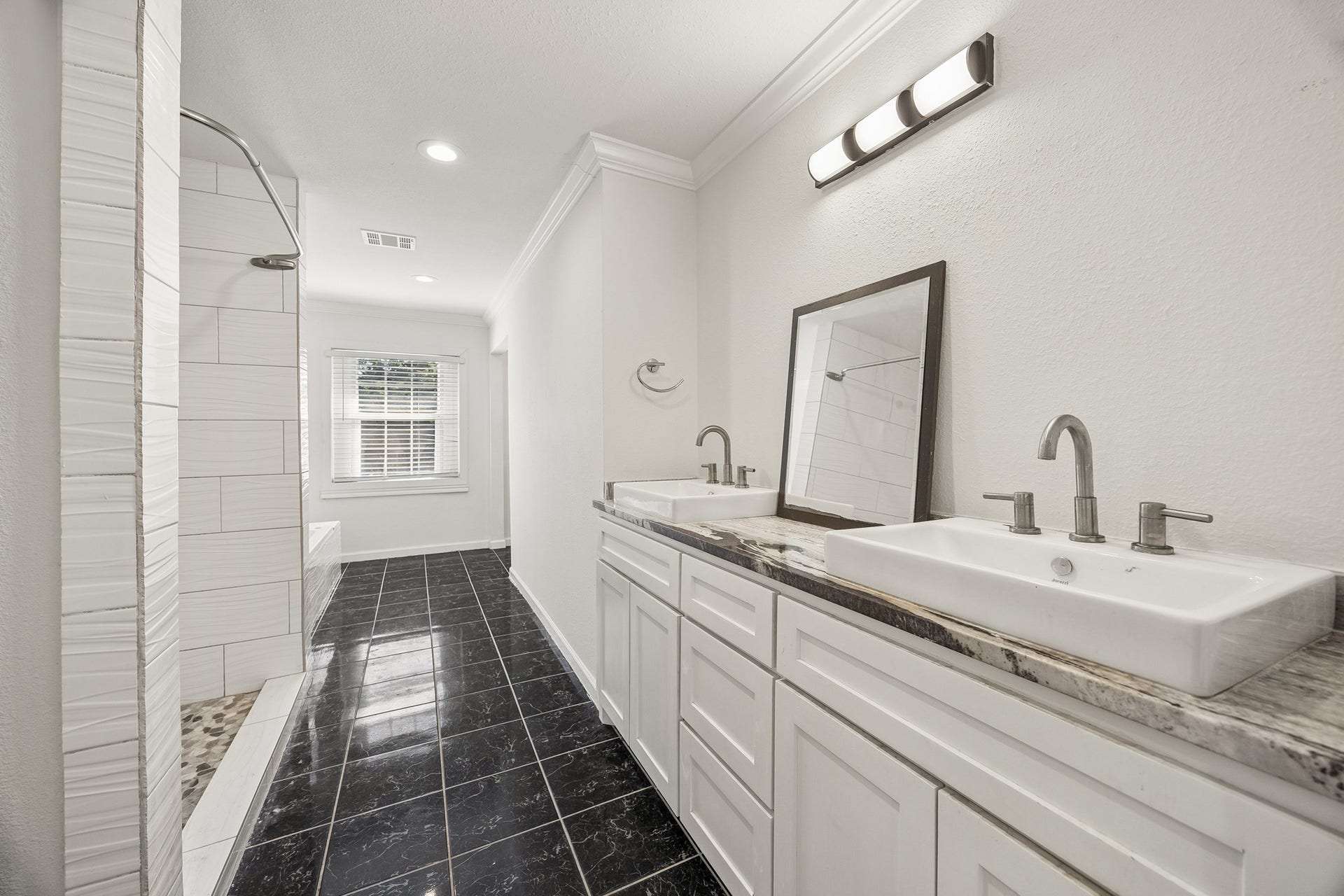 4431 N Roseneath Drive, Houston, TX 77021 Primary bath with double sinks.